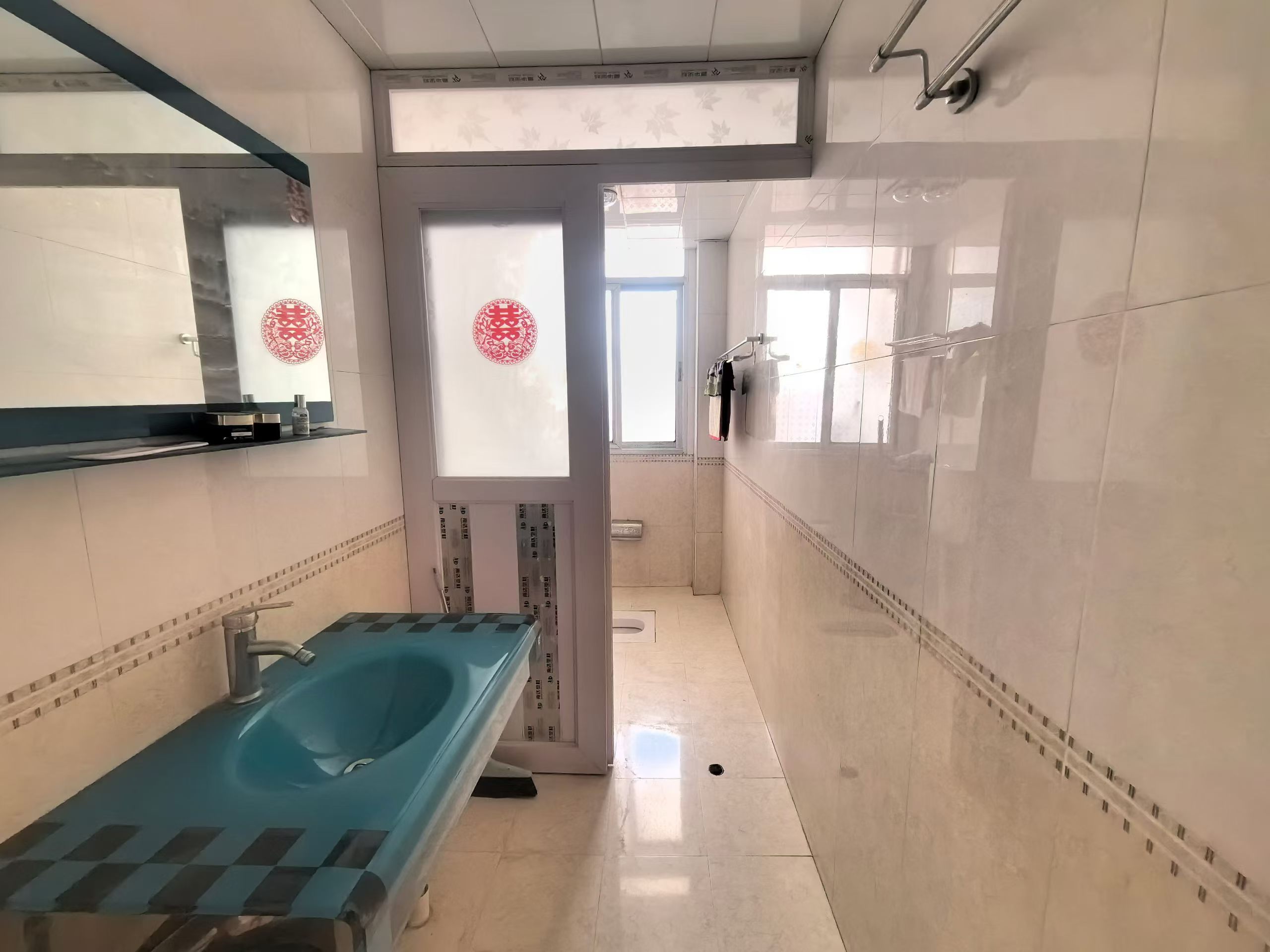 新街口摩托车市场3楼，3房，1200一个月，诚意出租，看房电话18307150819