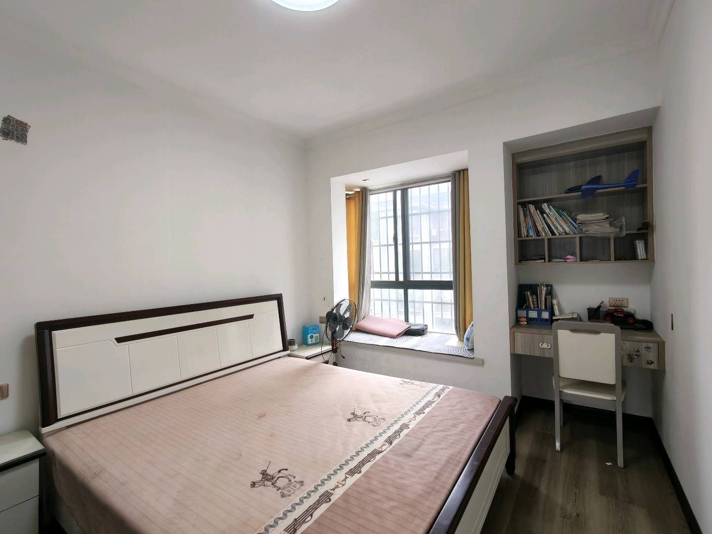 永邦欧洲城·步梯6楼·房子装修不错··不介意楼层的来·租1300/月