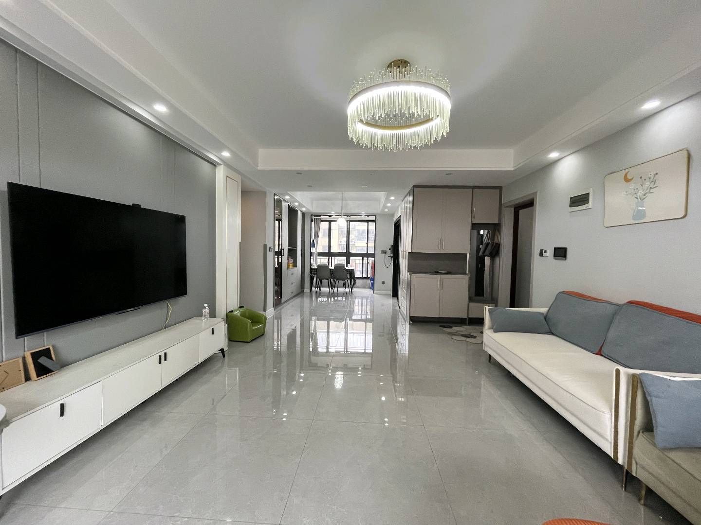 金鸡山·凤凰城·电梯房·地段好·全新装修·145平方报价65万