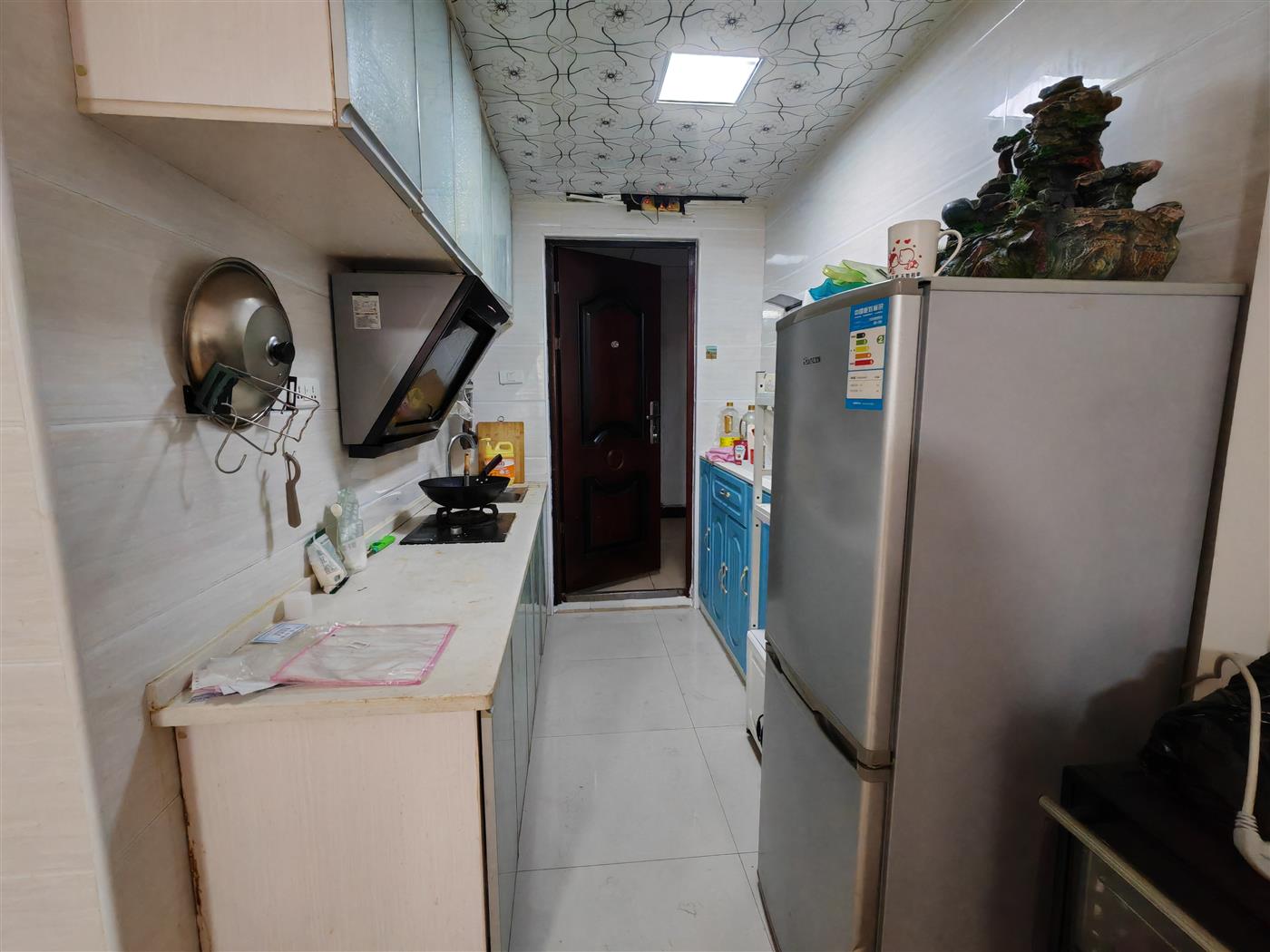 新区大众美食城斜对面世纪豪庭公寓，700一个月，12万一套，看房有钥匙，看房电话18307150819