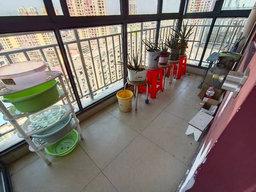 一桥旁边·世纪大厦·三房套间··拎包入住1500/月