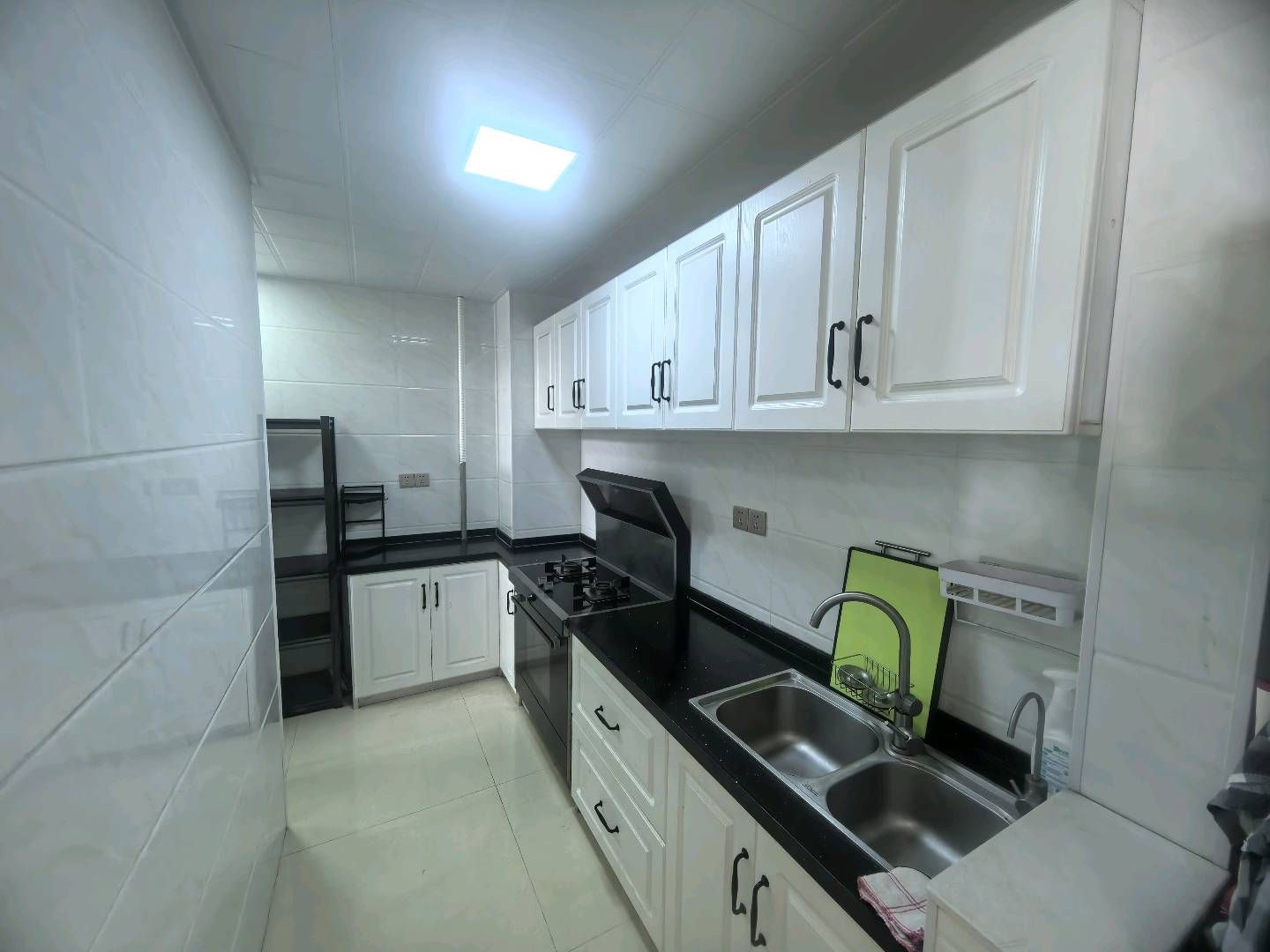 银轮新世界·精装修三室两厅·出租2000/月