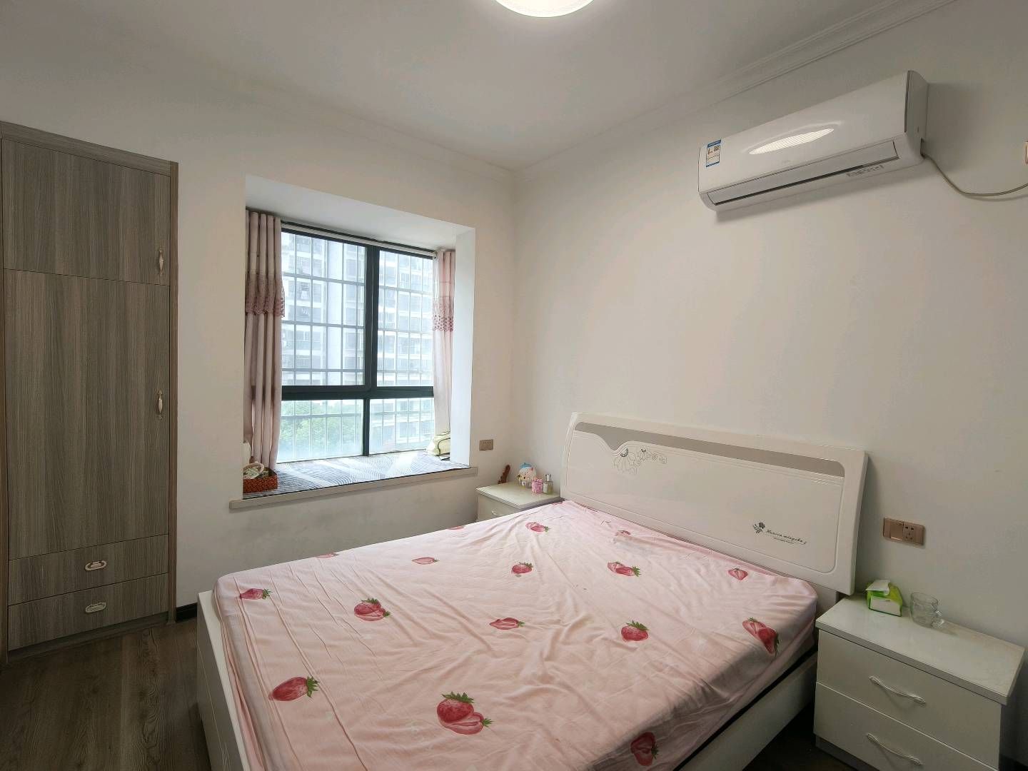 永邦欧洲城·步梯6楼·房子装修不错··不介意楼层的来·租1300/月