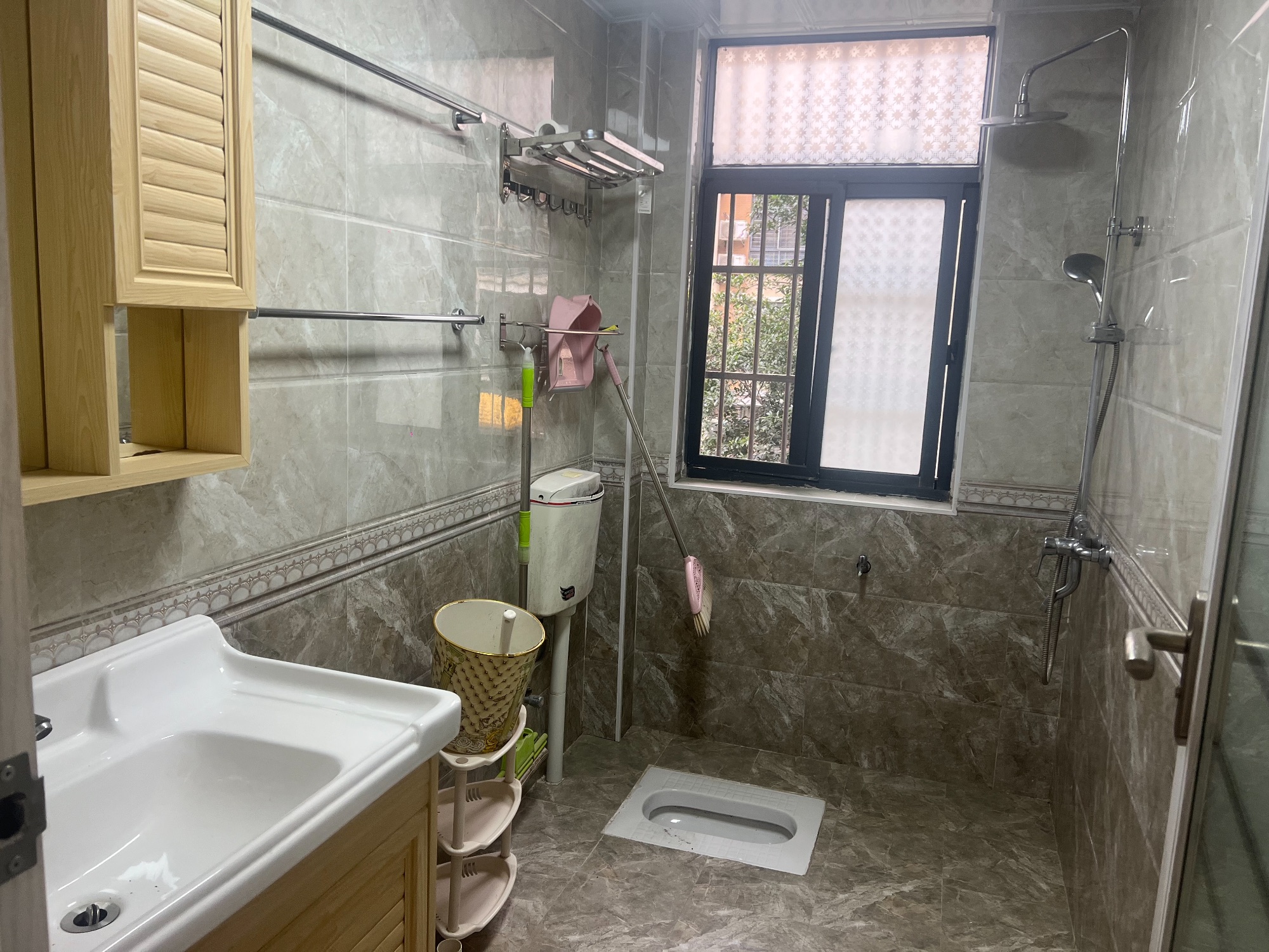 福星花园·步梯二楼·温馨大三室·出租1800/月