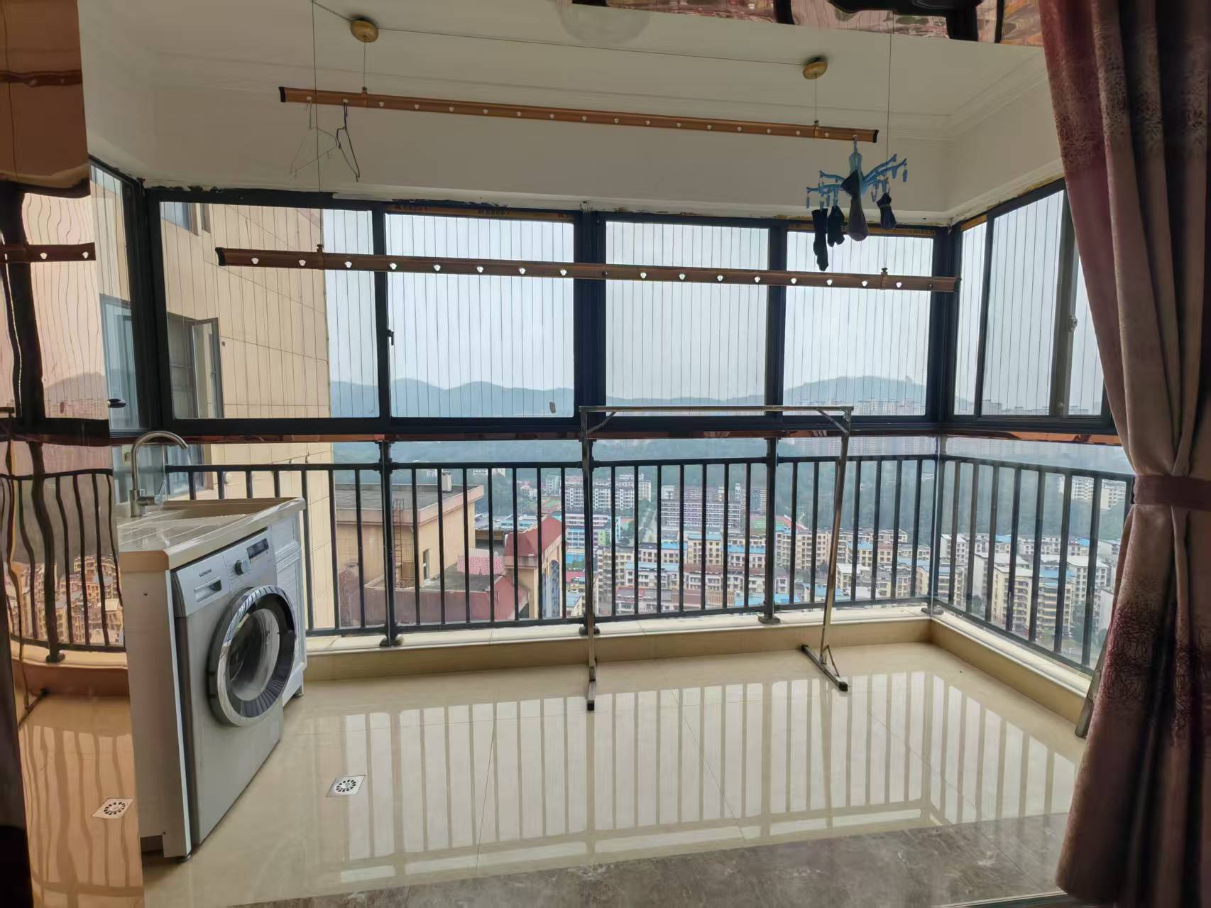 领秀城大三室两厅，138平，55万，五小五中，有证，看房电话18307150819