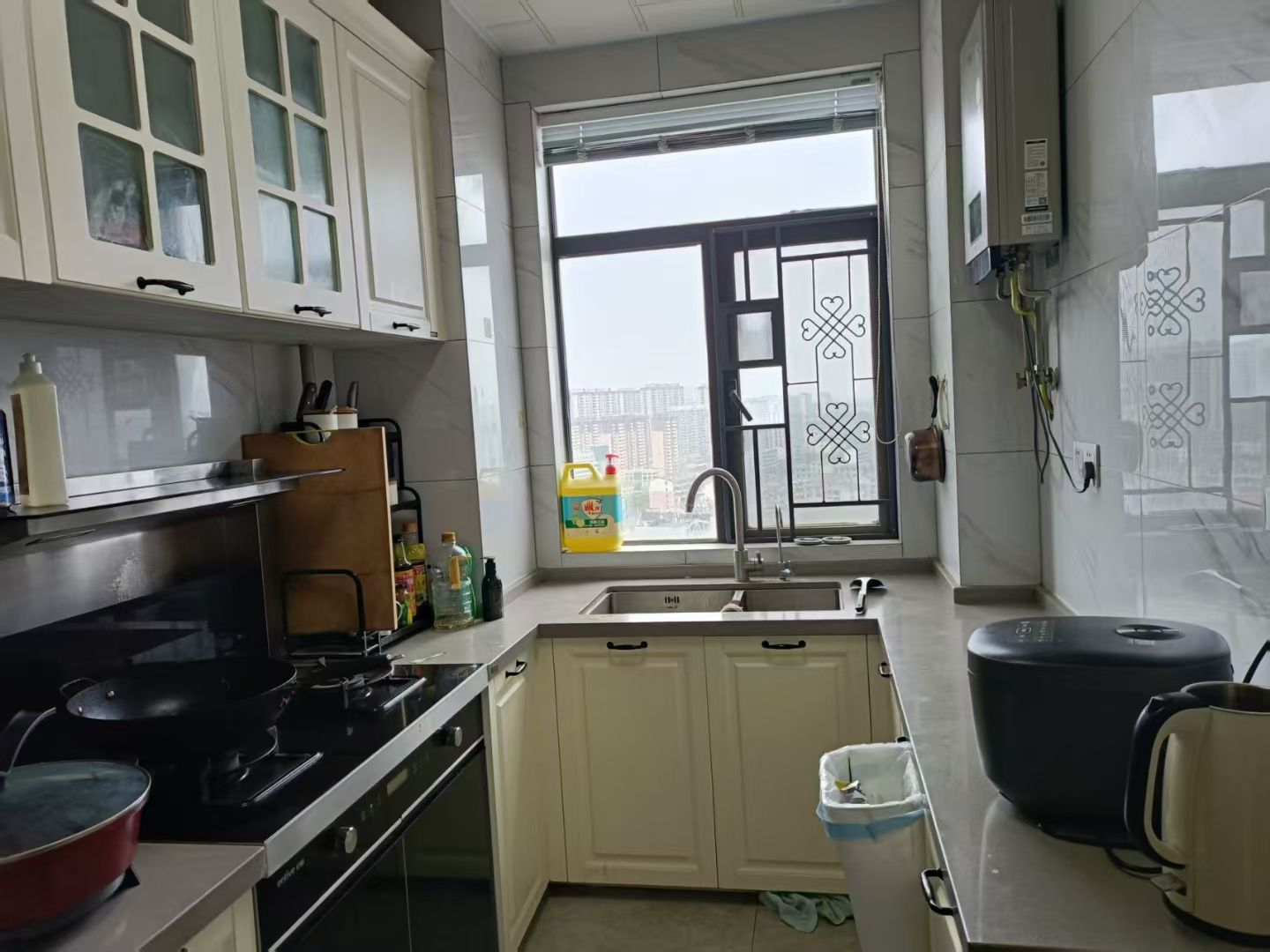 领秀城·134平方·三房两厅两位·带品牌家电家私出售：报价65万