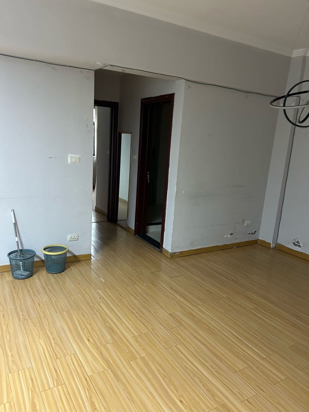 新街口·商住写字楼·116平两室两厅·出租1500/月