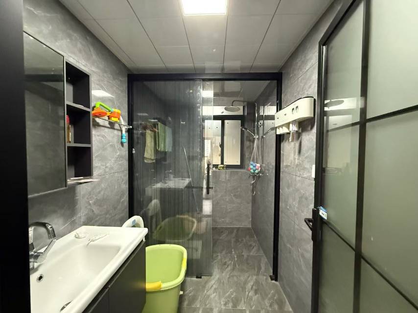 全新装修，116平朝南户型，带大阳台，证满二银行无欠款，报价59万