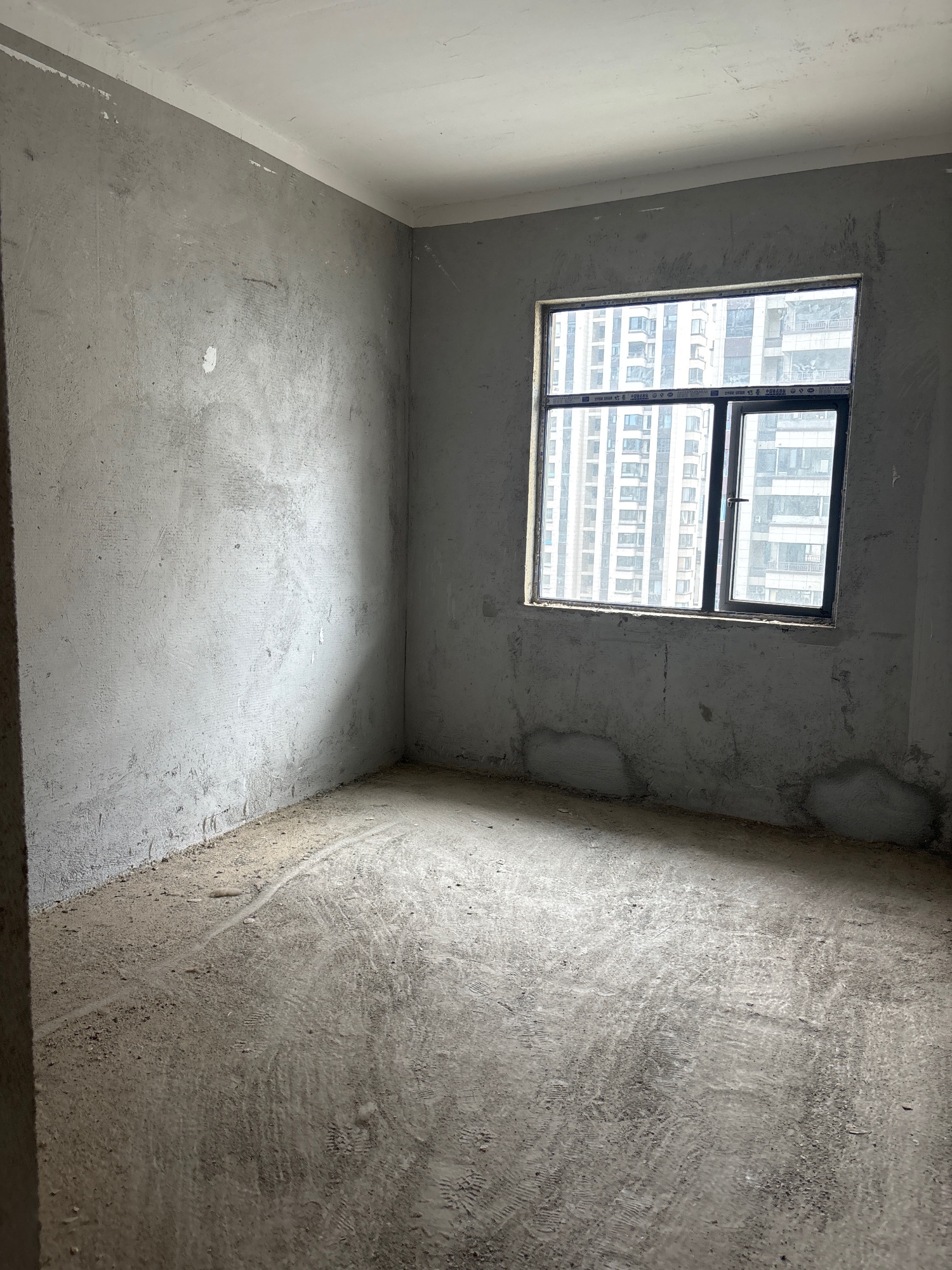 同城上都，3室2厅，毛坯房，价格美丽42万有钥匙。可以看房