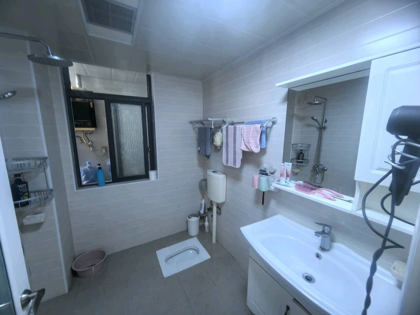 银轮新世界·精装修三室两厅·出租2000/月