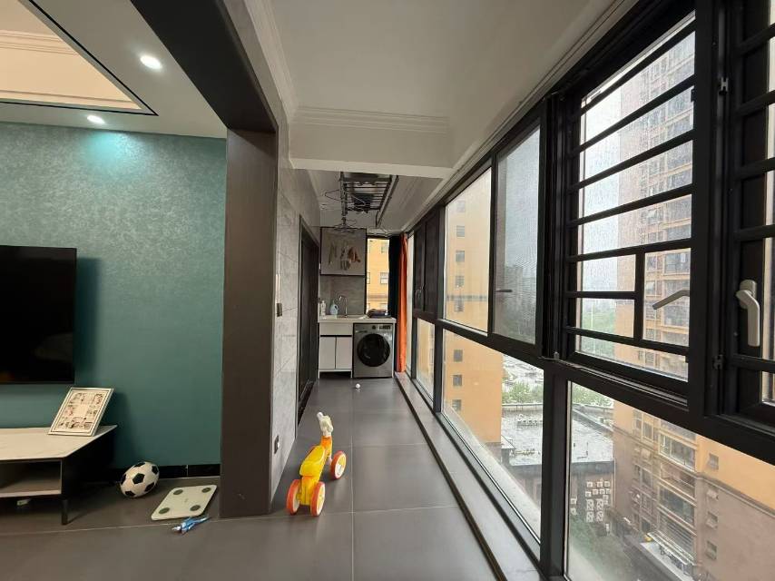 全新装修，116平朝南户型，带大阳台，证满二银行无欠款，报价59万