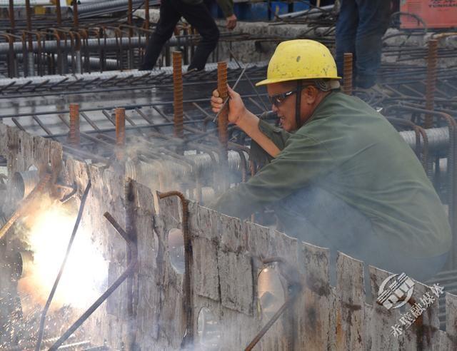 107國道赤壁段改擴建工程項目建設(shè)者：不懼“烤”驗“火”力全開