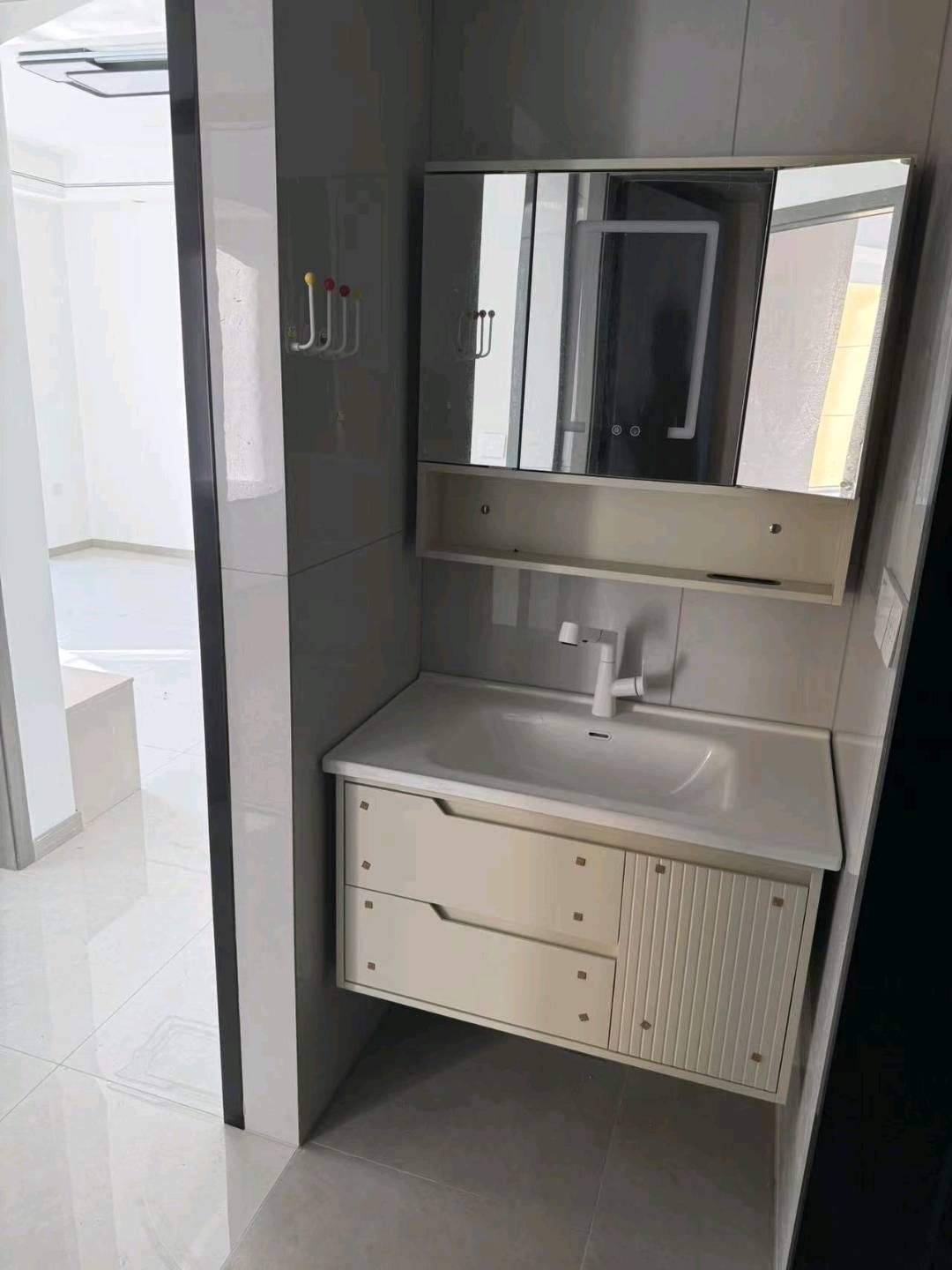 憬泓佳苑·装修自住房·初次出租1600/月·东西可配