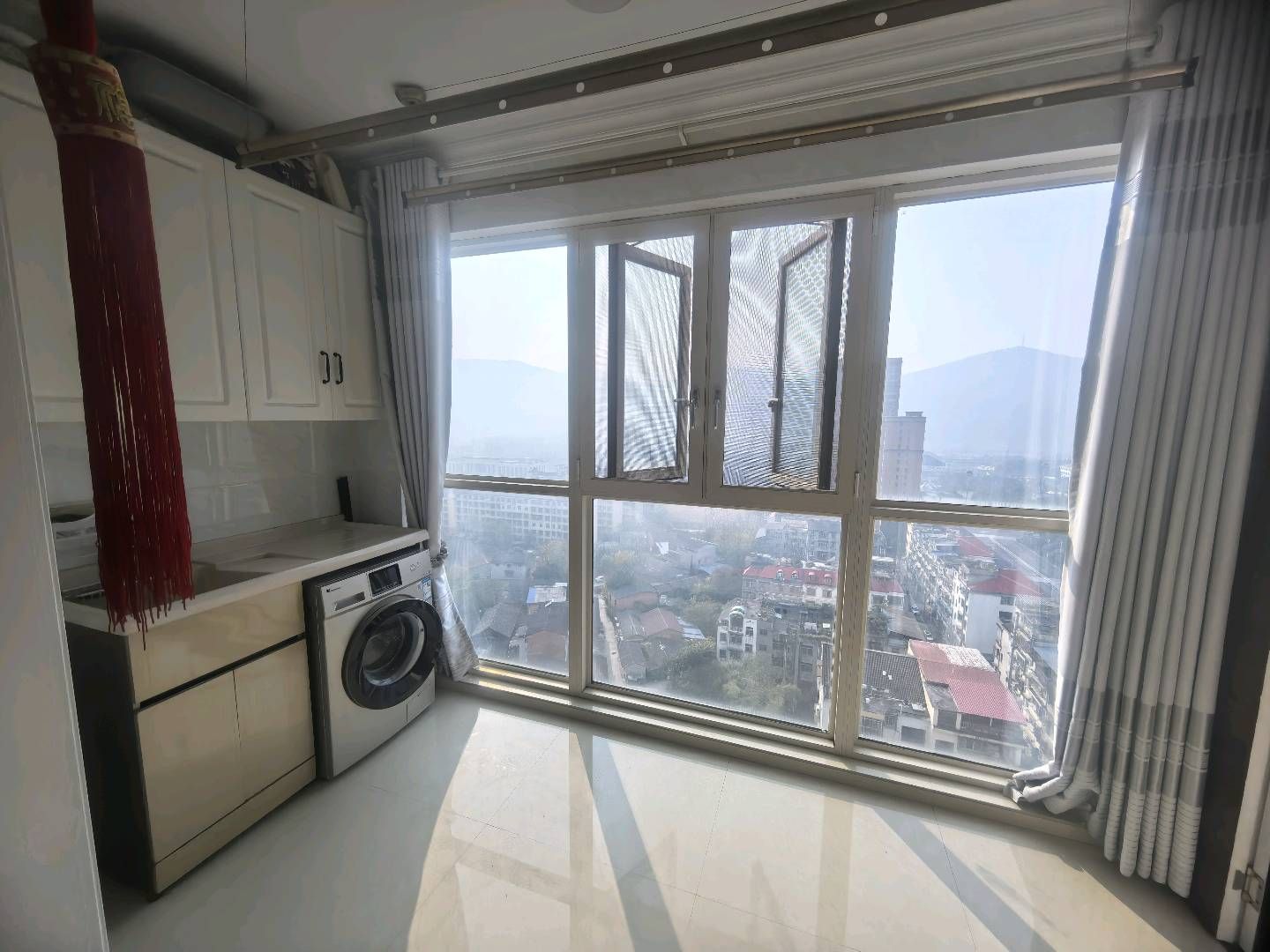 银轮新世界·精装修三室两厅·出租2000/月