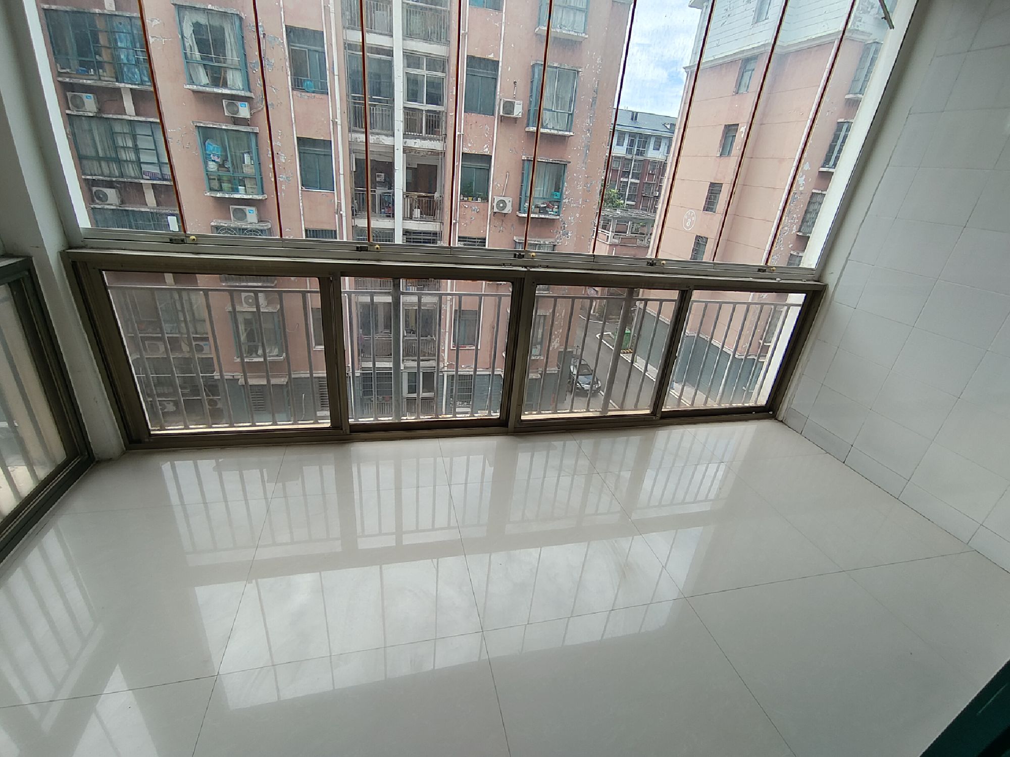 怡景花园·2室2厅·中间楼层，拎包入住，有钥匙，价格27万