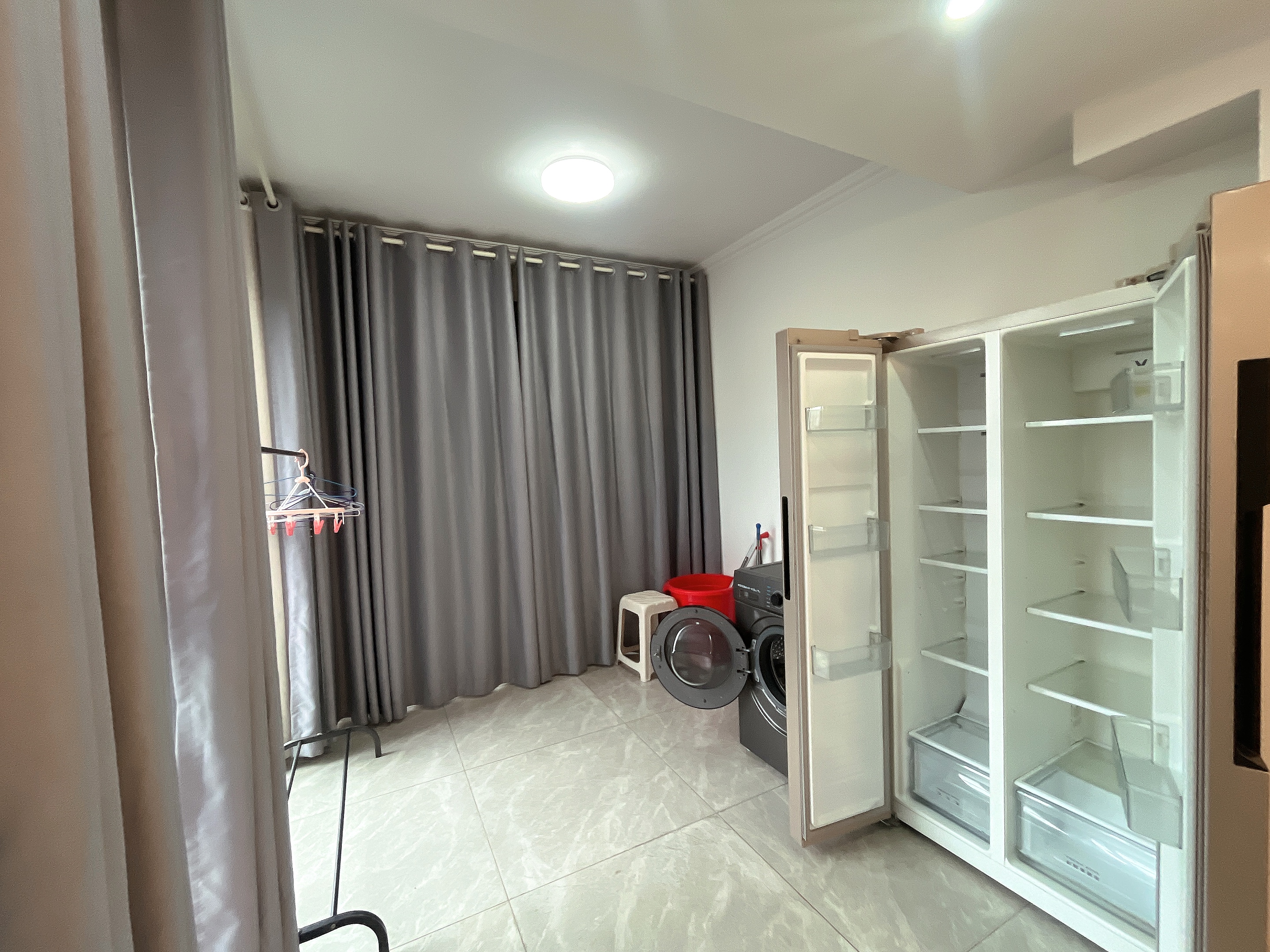 雍景新城三室两厅两卫，南边通透，精装修，1800一个月，看房电话18307150819