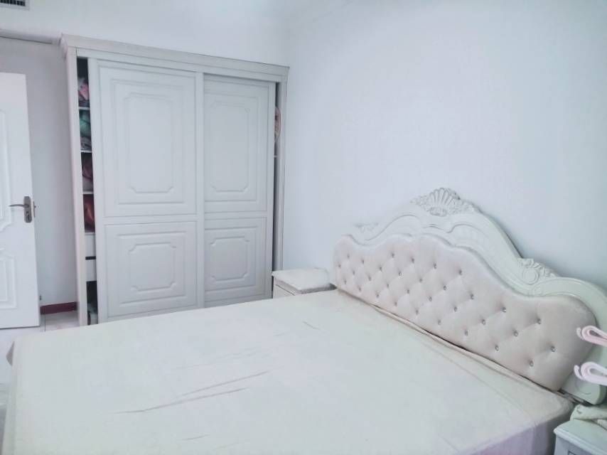 东洲大厦3室2厅交通便利南北通透精装可拎包入住46万