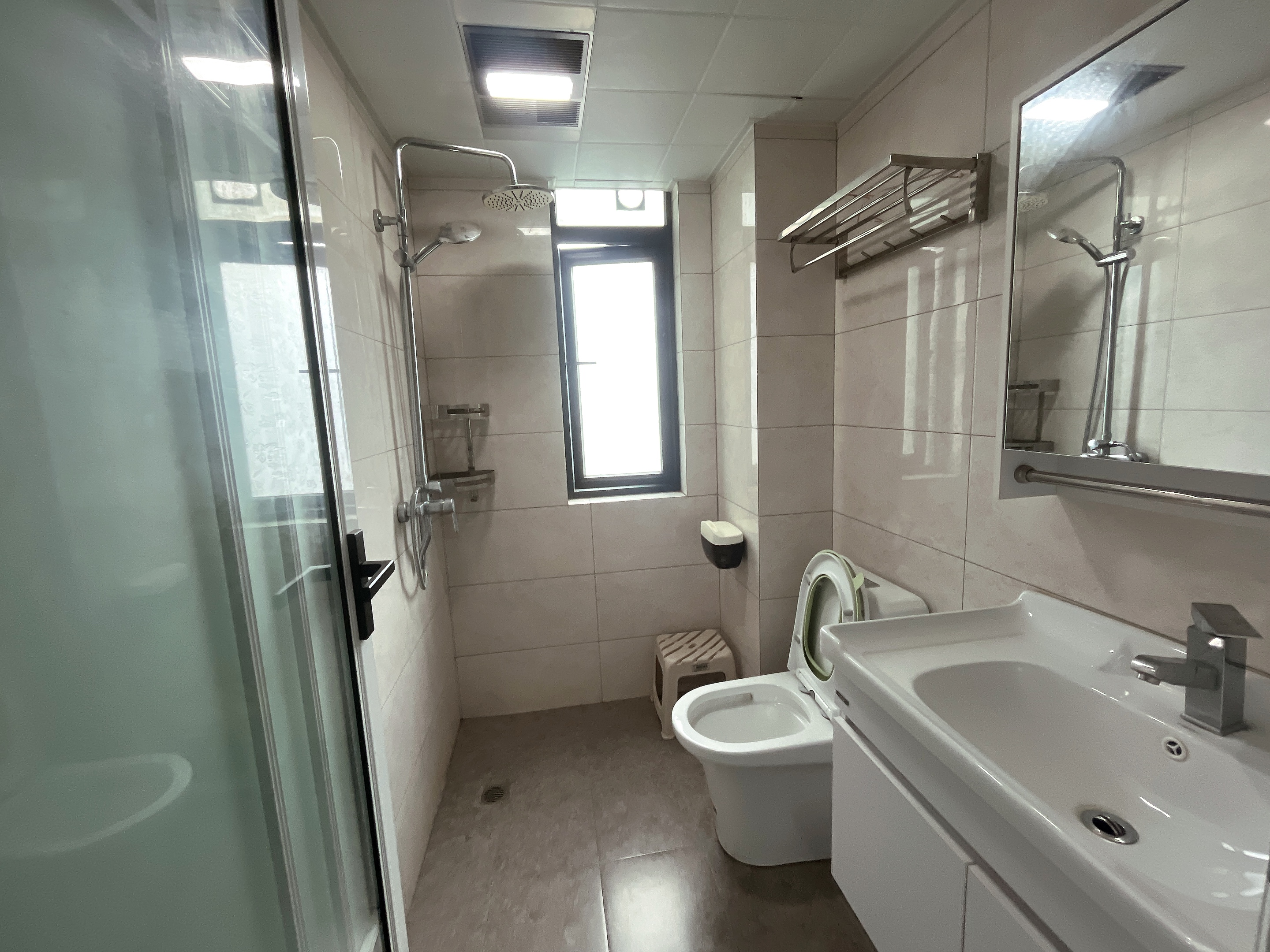 雍景新城三室两厅两卫，南边通透，精装修，1800一个月，看房电话18307150819