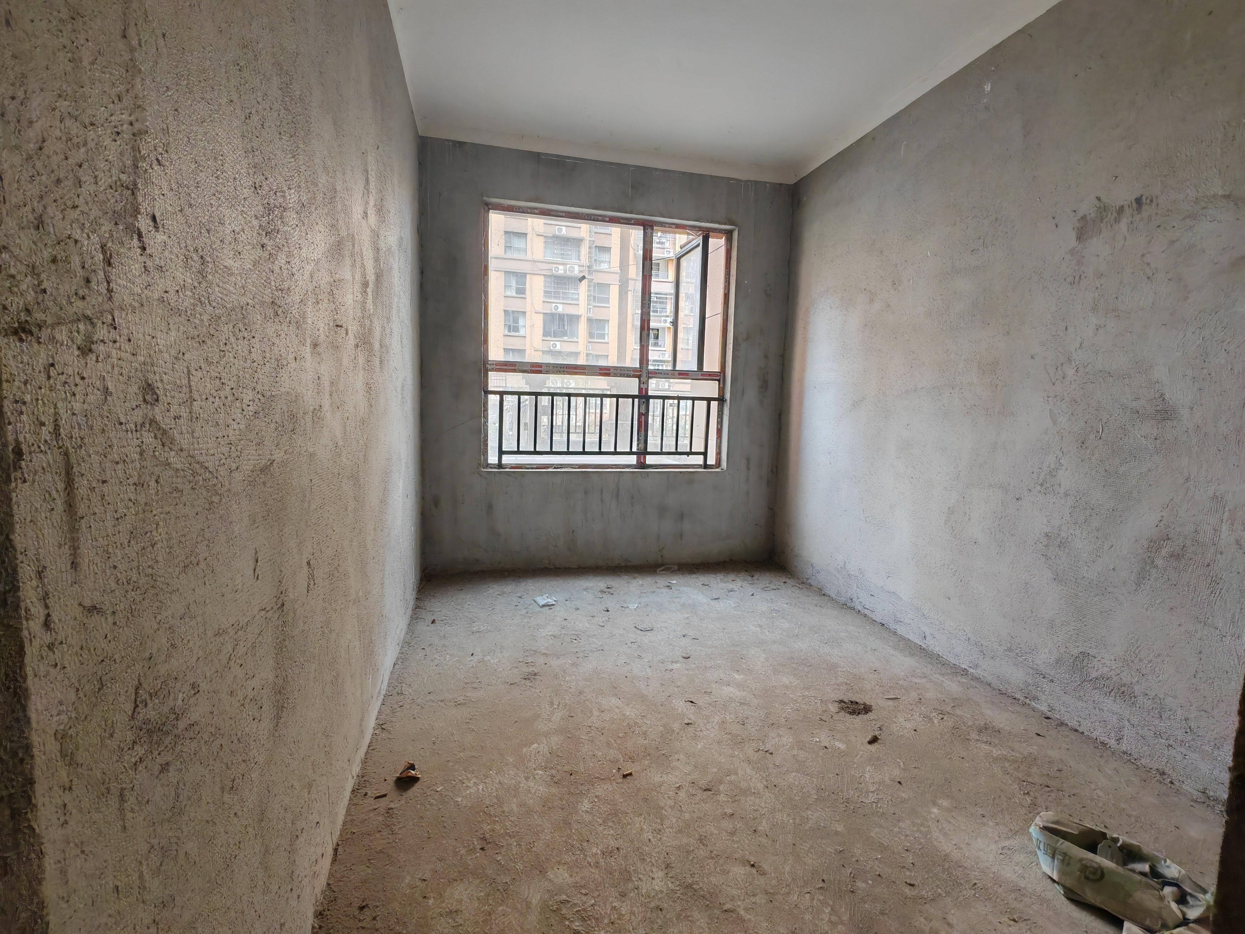 鹏成新都会带两个超大平台，四室两厅两卫，49万，急售，证件齐全，看房电话18307150819