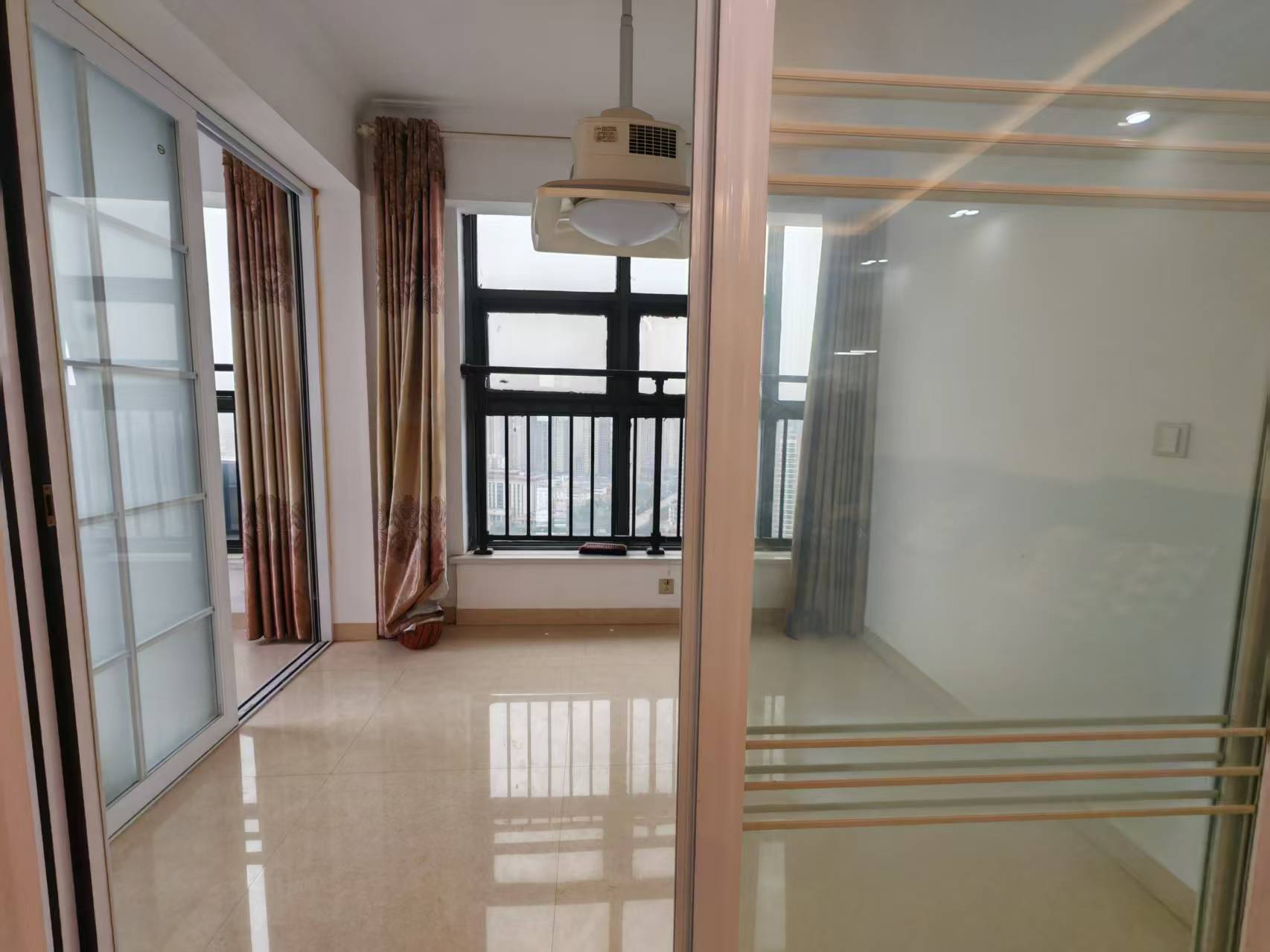 领秀城大三室两厅，138平，55万，五小五中，有证，看房电话18307150819