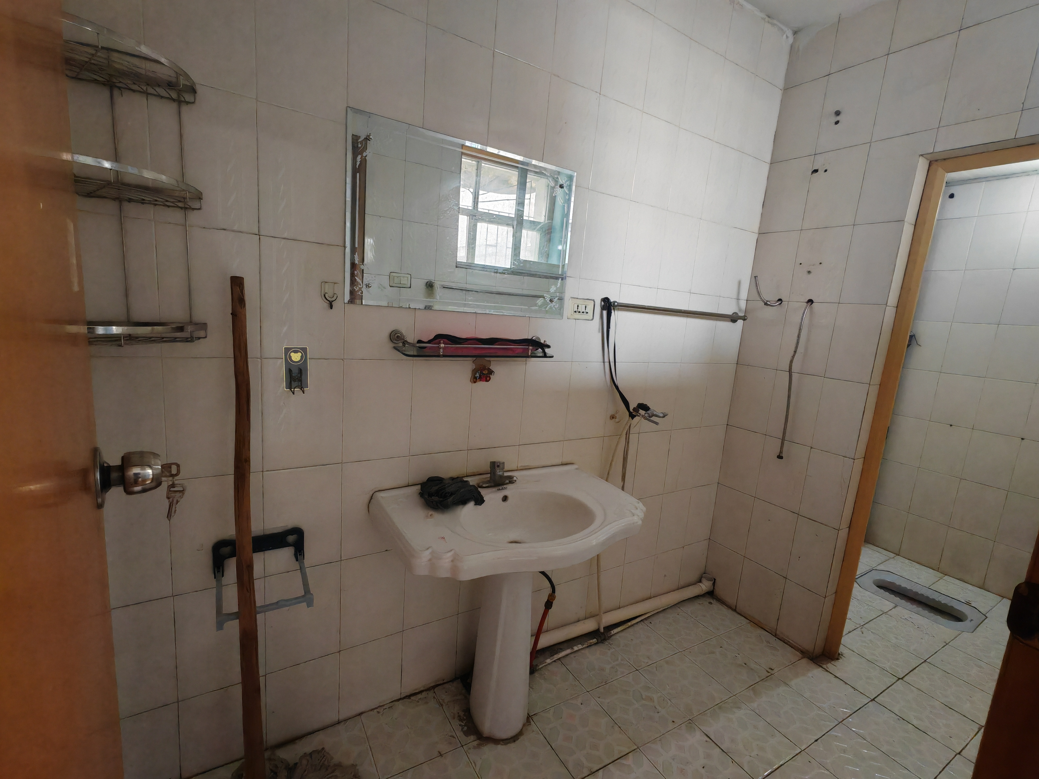 国贸附近针织小区大两房，17万，不动产在手，采光好，商圈便利,看房电话18307150819