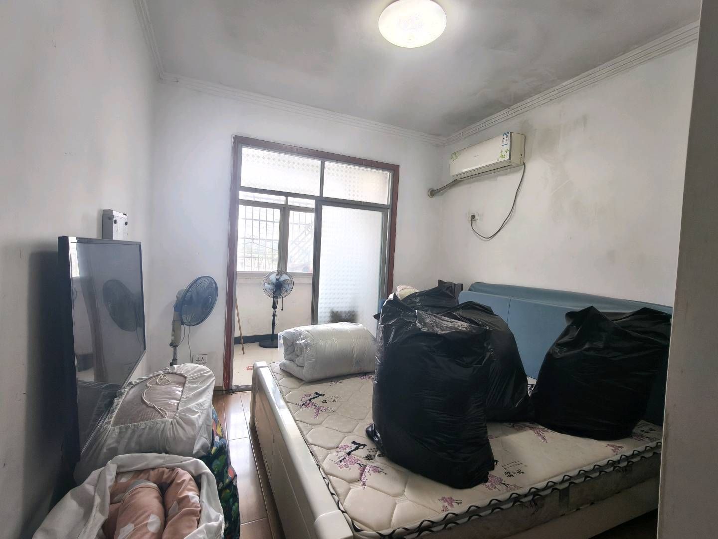 和谐温馨家园·4楼简单装修·有证·三室两厅·亏本卖32万