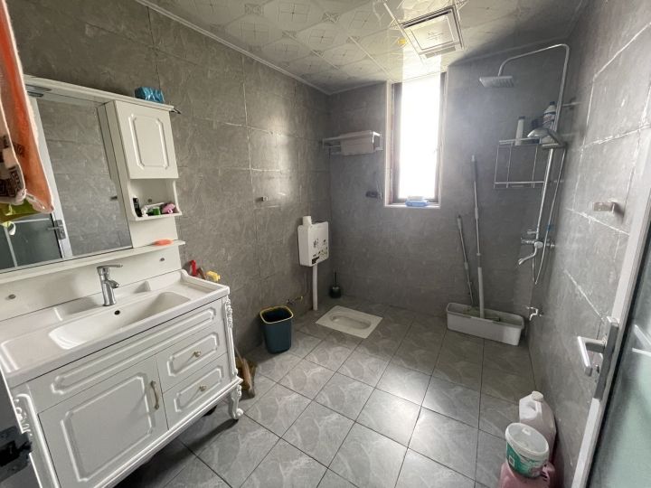 西湖國(guó)際·商場(chǎng)就在旁邊·三居室·家電齊全2200/月