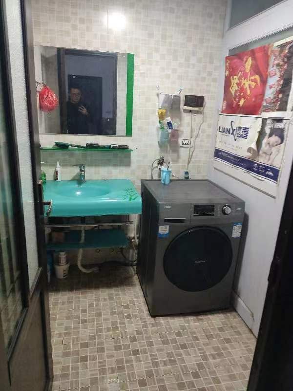 人民医院对面·四楼·一套三室两厅·房屋出租1300/月