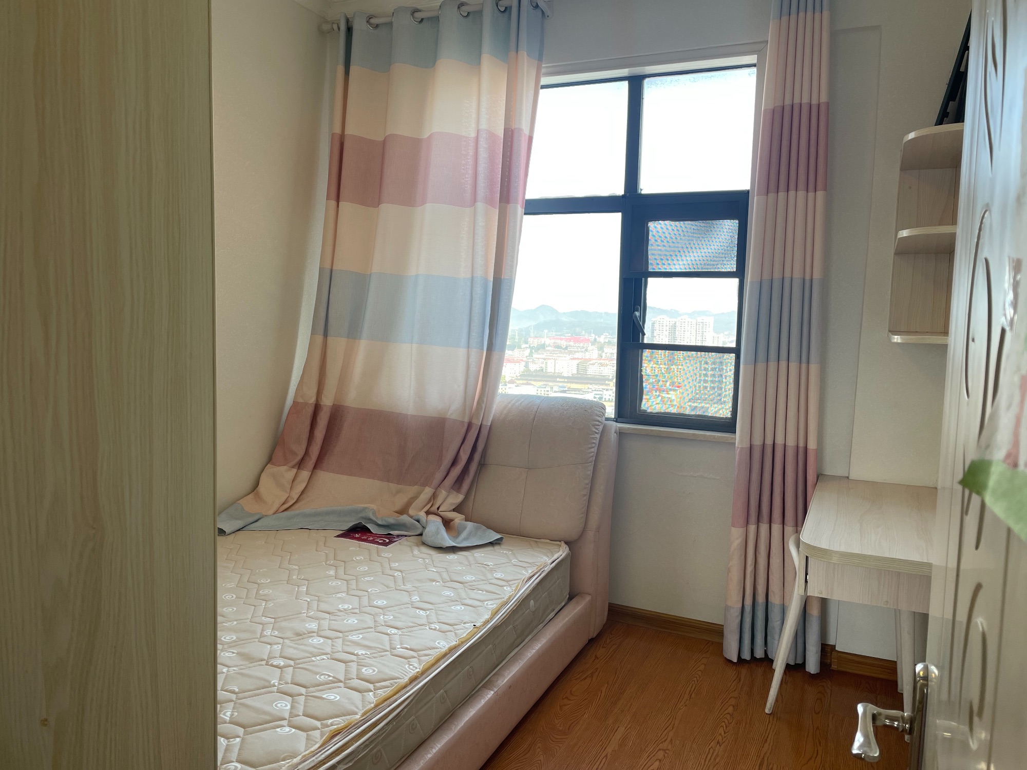 众城国际·三室两厅·超长大阳台·房子保护的好·58万