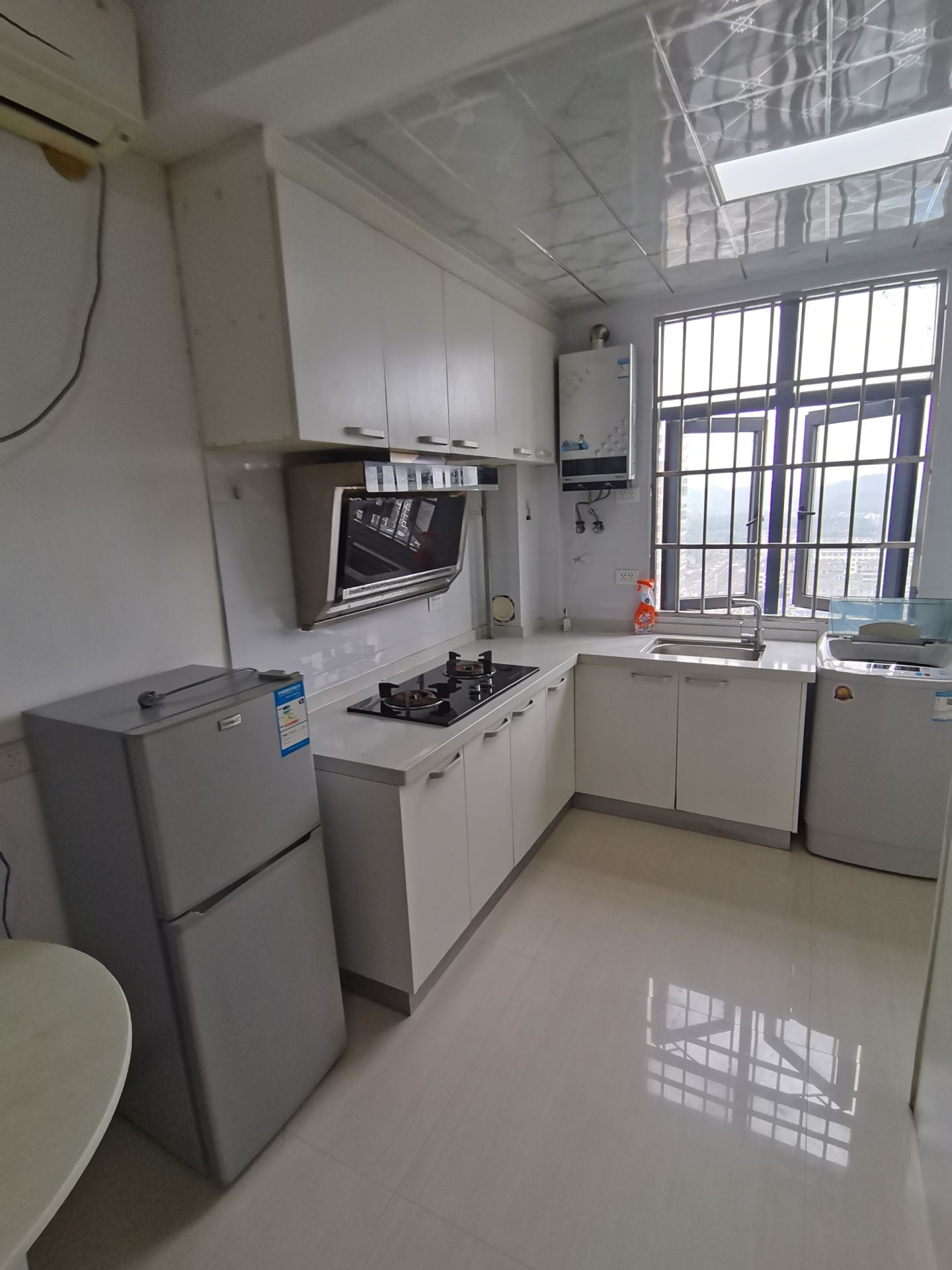 金色水岸·精装修公寓·可以拎包入住950/月