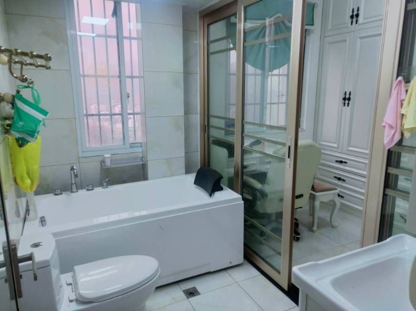 东洲大厦3室2厅交通便利南北通透精装可拎包入住46万