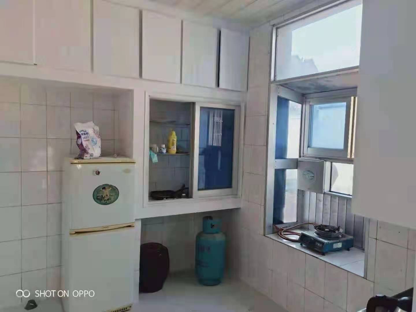 一中一小学区房，金三银四好楼层，有院子方便停车130平3房，价格美丽，欲购从速！