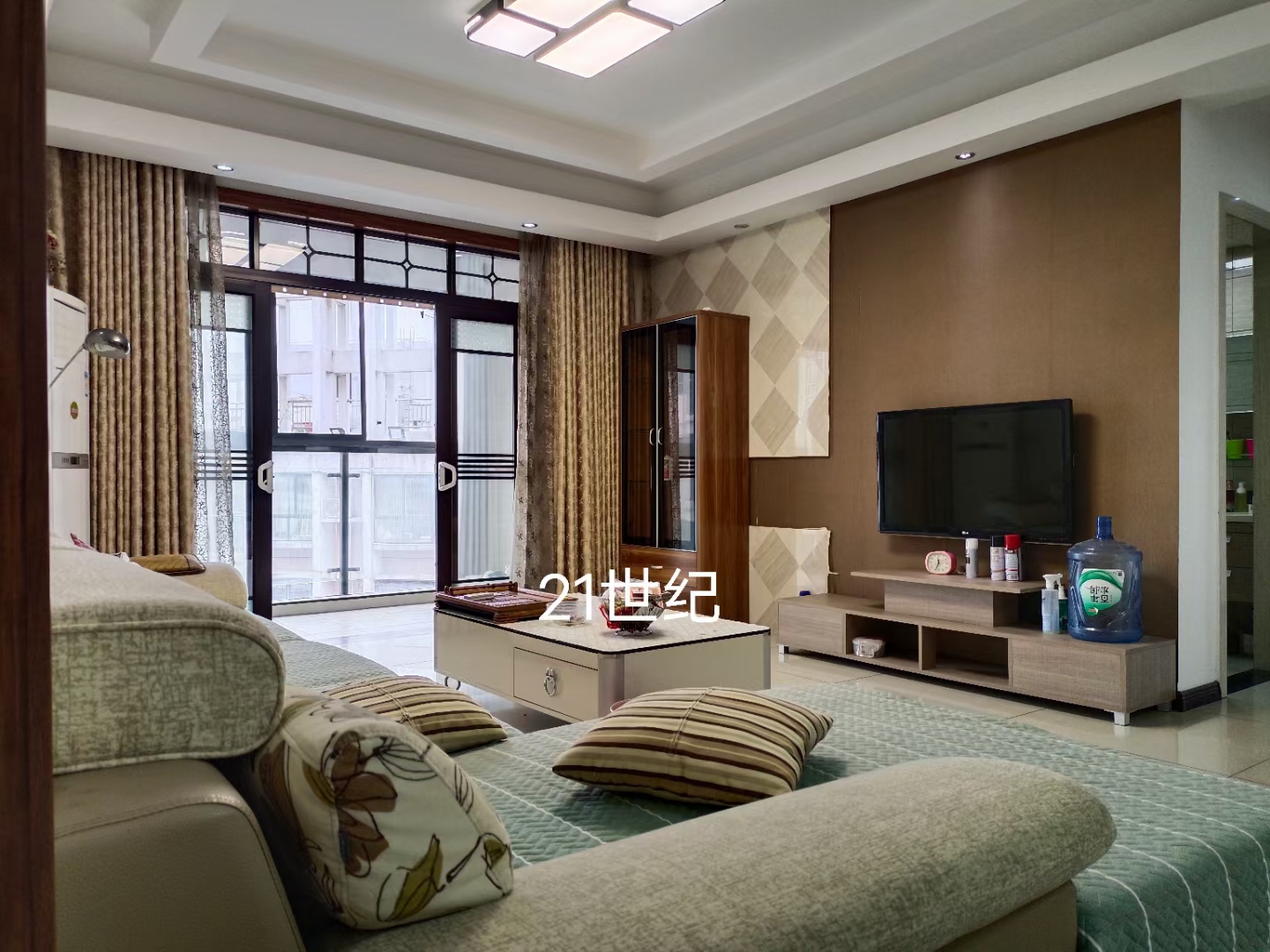 一小一中 房電梯房好樓層136平， 裝修，拎包入住，帶滿屋品牌家私家電，三室兩廳兩衛(wèi)，證滿二年，78萬(wàn)， 看房！