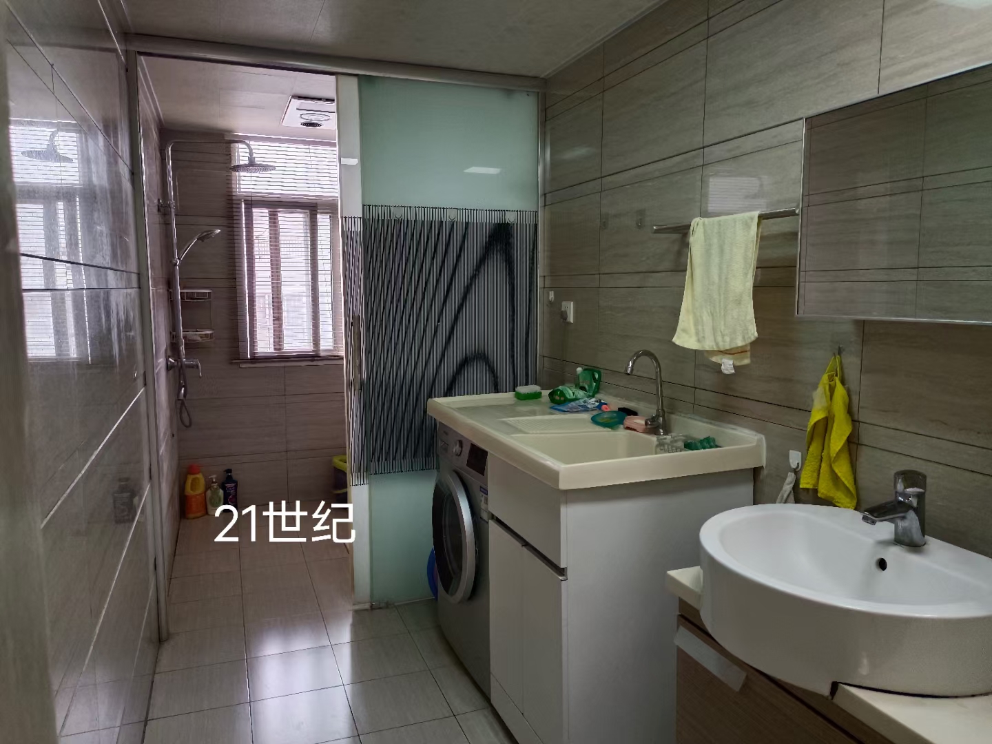 一小一中 房電梯房好樓層136平， 裝修，拎包入住，帶滿屋品牌家私家電，三室兩廳兩衛(wèi)，證滿二年，78萬(wàn)， 看房！