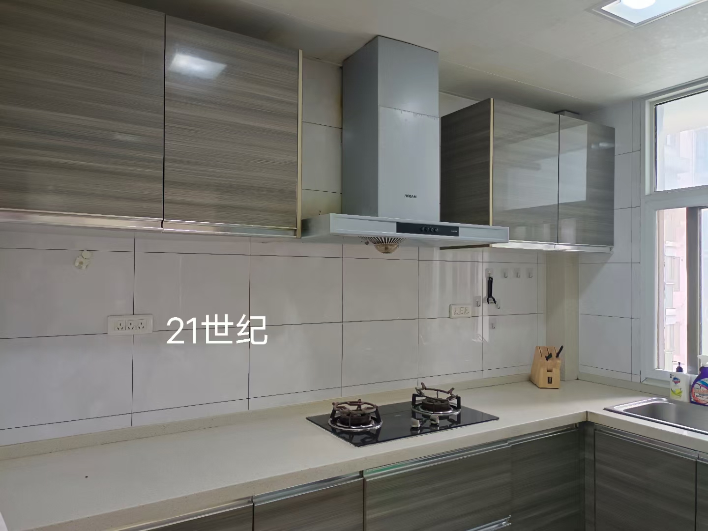 一小一中 房電梯房好樓層136平， 裝修，拎包入住，帶滿屋品牌家私家電，三室兩廳兩衛(wèi)，證滿二年，78萬(wàn)， 看房！