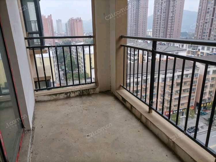赤馬港 房：福星花園毛坯電梯房，110平，南北通透好戶型，證滿兩年，售價56萬元。鑰匙??在手，看房方便。