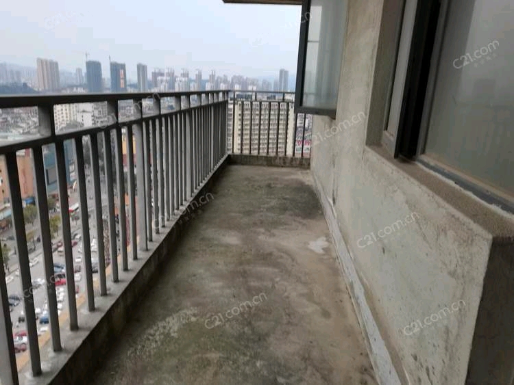 老城区中心地带 西湖国际 好楼层 超大观景阳台    132平米 三室两厅两卫 证满二年 报价67万