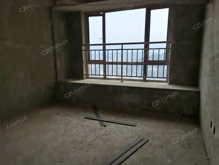老城区 地带西湖国际好楼层超大观景阳台132平米三室两厅两卫证满二年报价67万