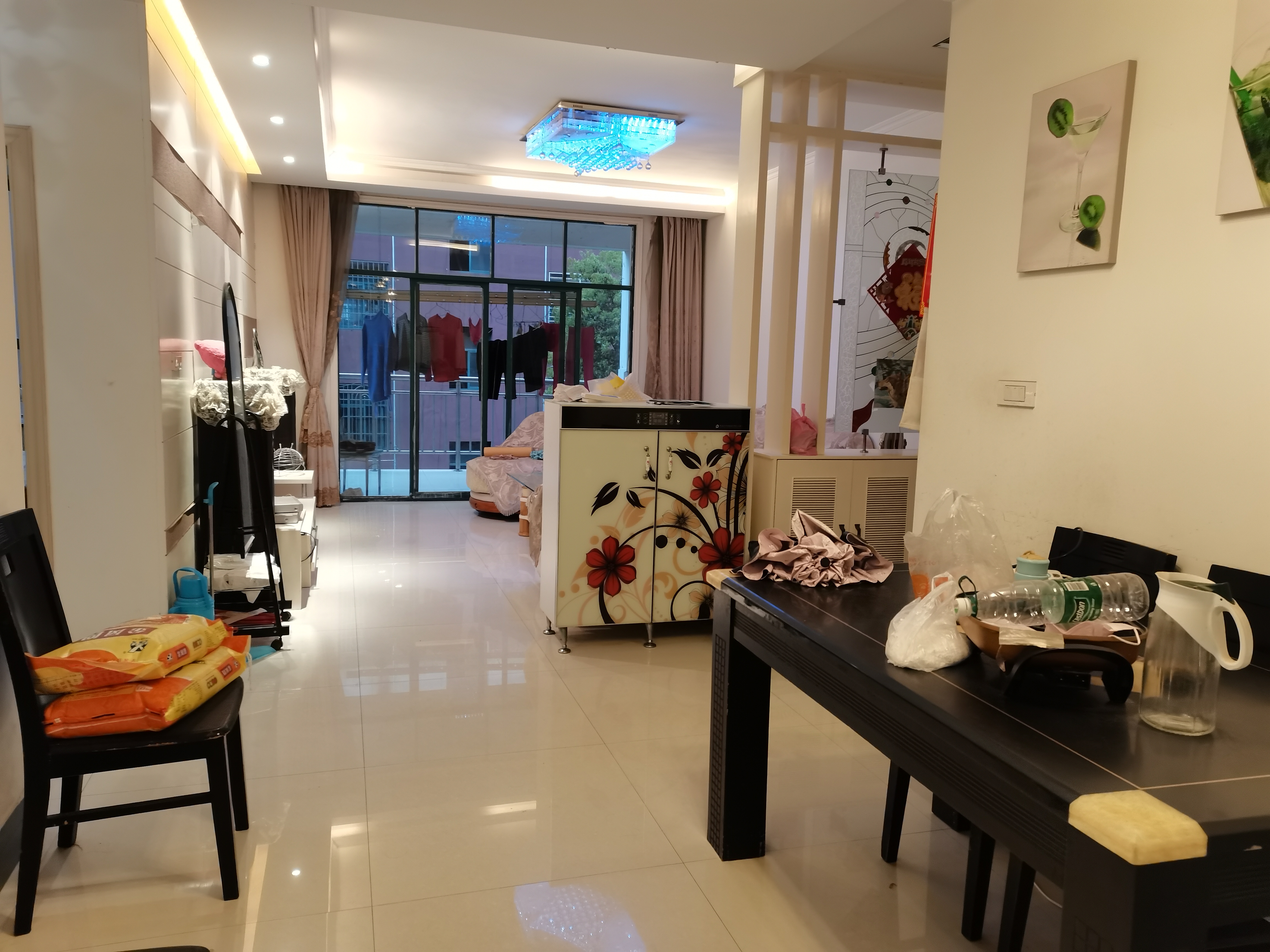 新區(qū)國貿(mào)附近小區(qū) 金三銀四好樓層 帶超大觀景陽臺 119平米 三室兩廳兩衛(wèi) 證滿二年 報價54萬 看房方便