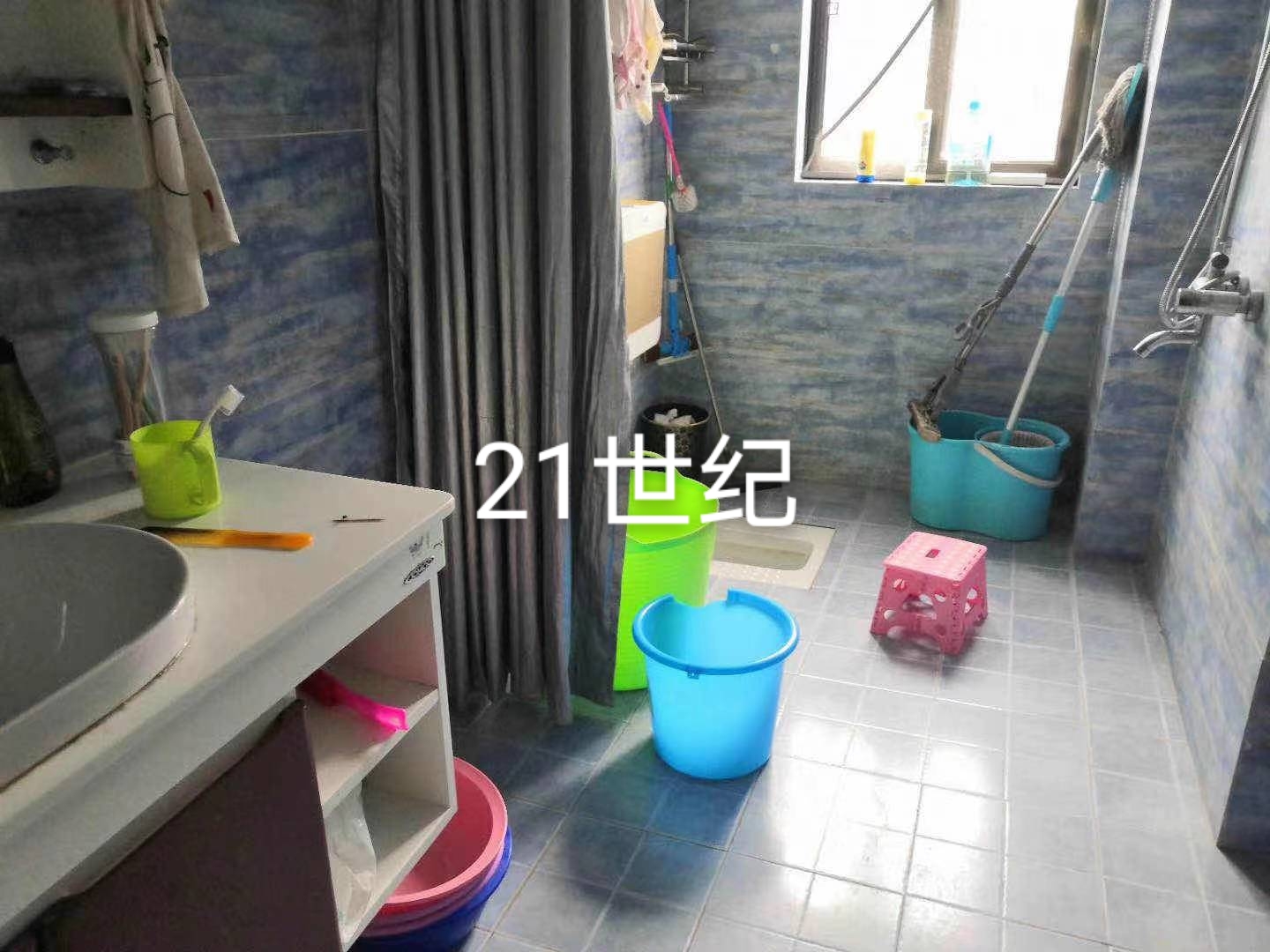 五小 房電梯房中間樓層127平米證件齊全三室兩廳兩衛(wèi)房子很新報(bào)價(jià)65萬(wàn)