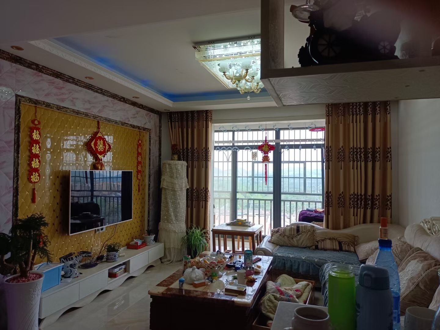 陽光豪庭中間好樓層，123平，三房兩廳兩衛(wèi)，裝修挺新，保養(yǎng)挺好的，證件齊全賣59萬！看房方便