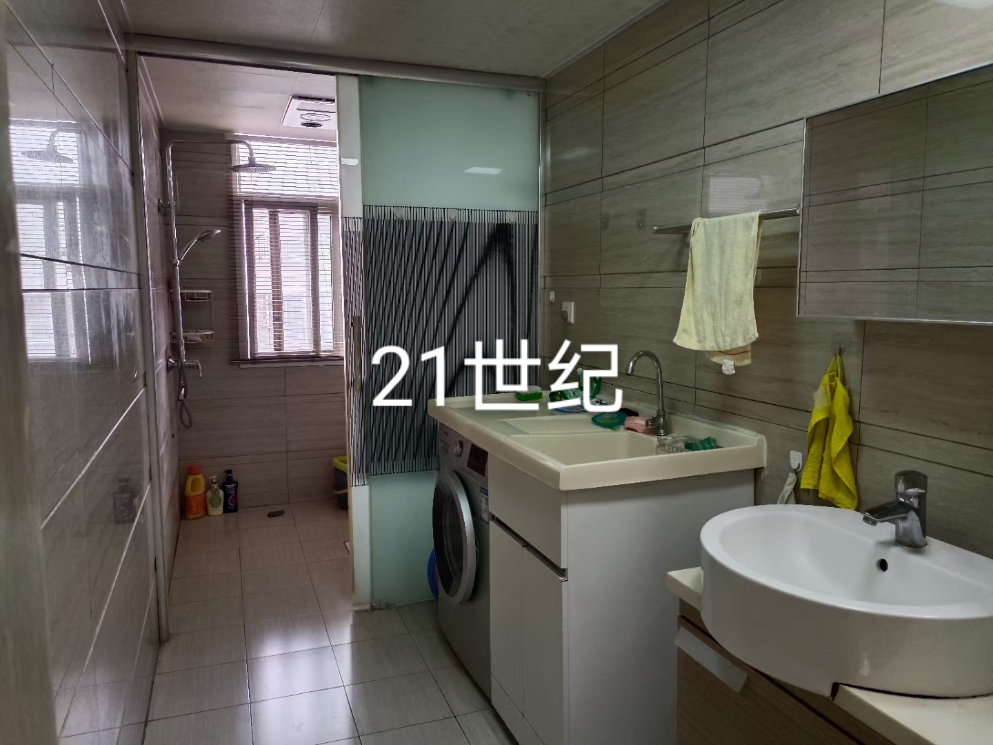 一小一中 房電梯房好樓層136平， 裝修，拎包入住，帶滿屋品牌家私家電，三室兩廳兩衛(wèi)，證滿二年，78萬(wàn)， 看房！