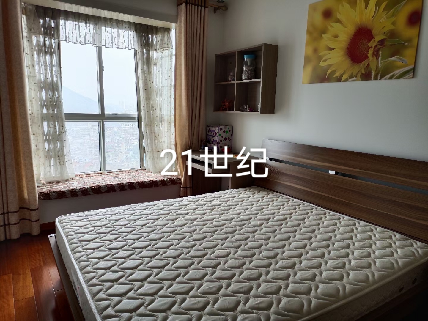 一小一中 房電梯房好樓層136平， 裝修，拎包入住，帶滿屋品牌家私家電，三室兩廳兩衛(wèi)，證滿二年，78萬(wàn)， 看房！