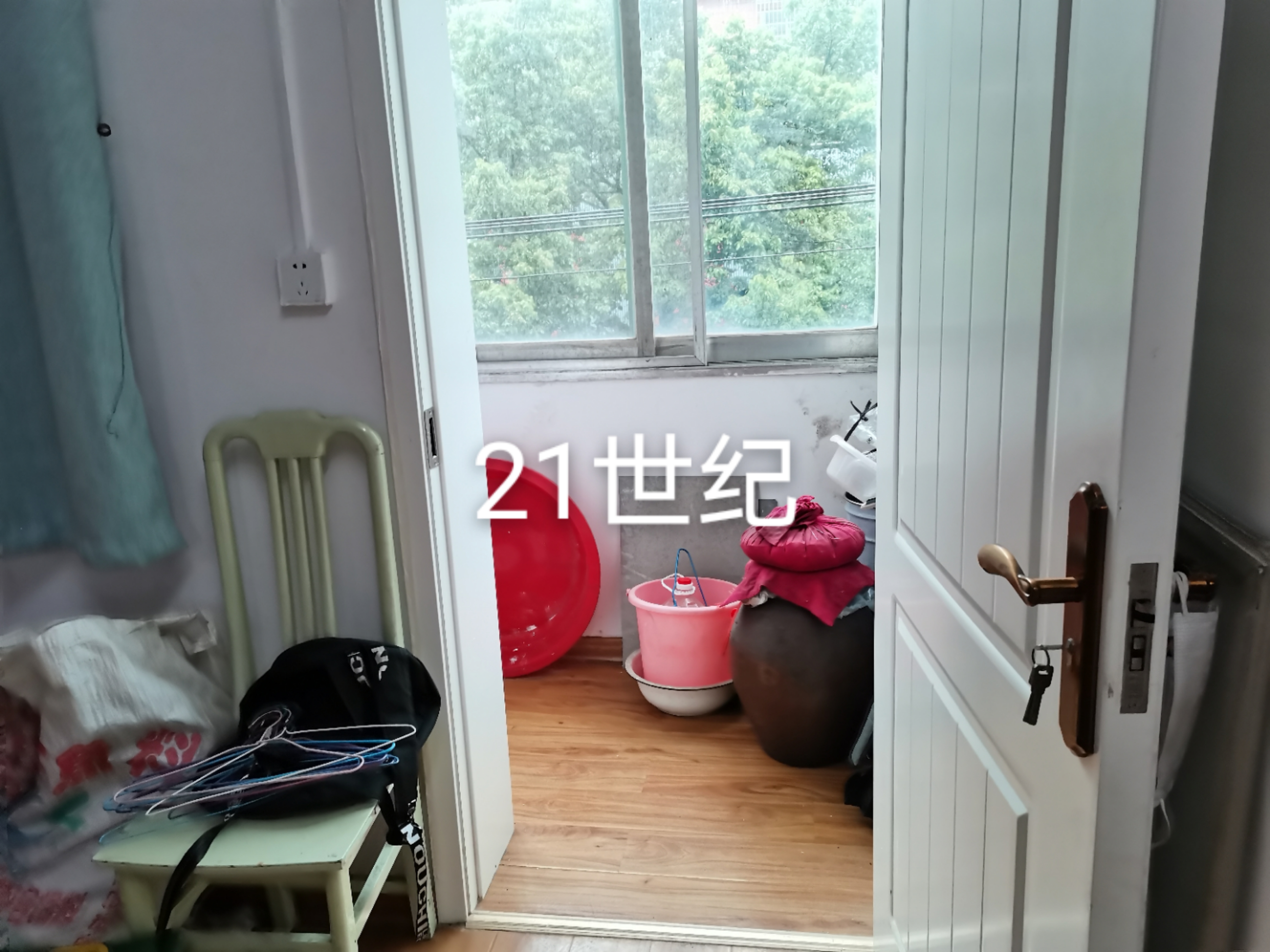 一小一中 房好樓層70平米大兩室兩廳證滿五 有院子停車房子剛翻新兩年報(bào)價35萬有鑰匙看房