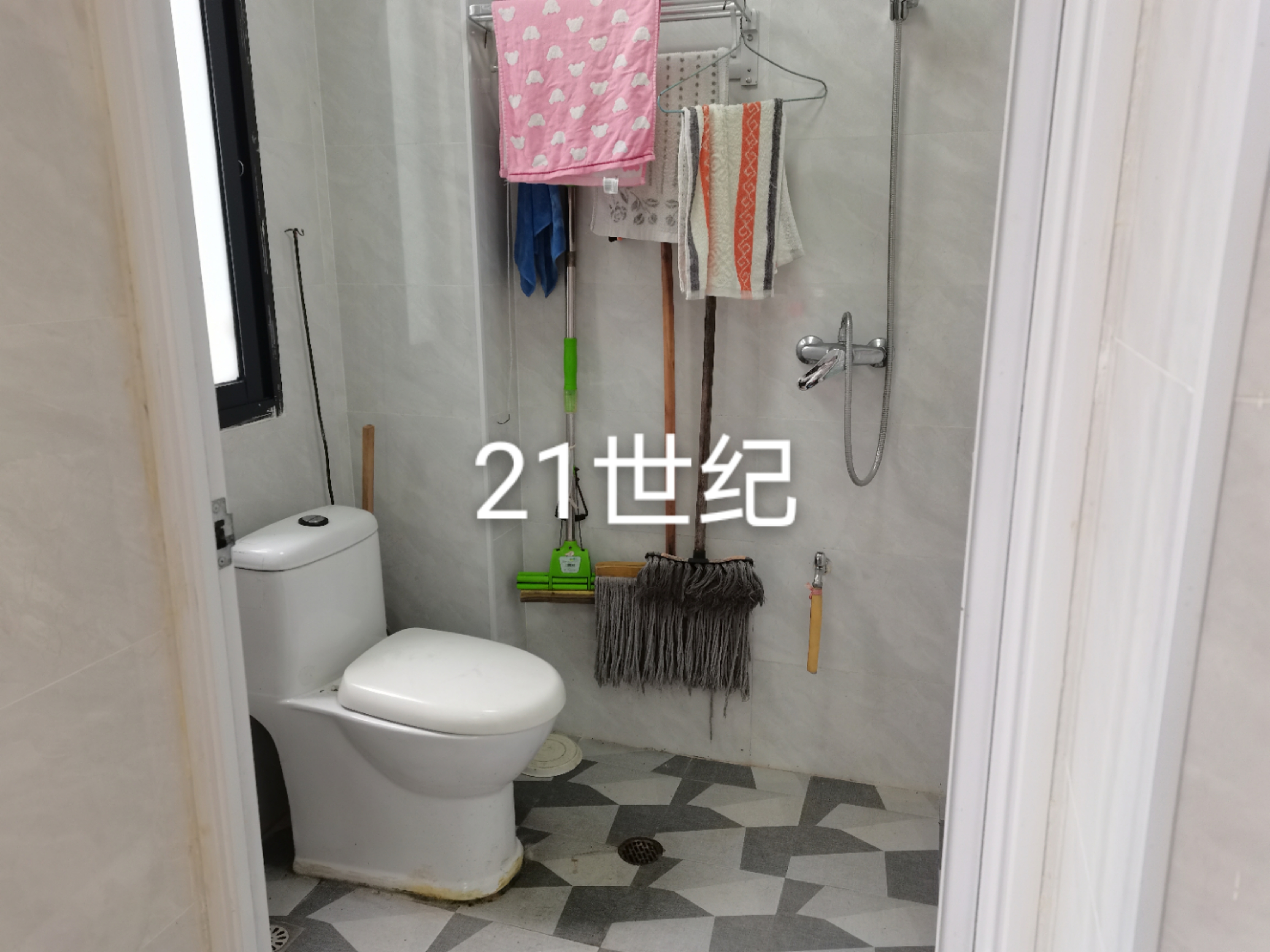 一小一中 房好樓層70平米大兩室兩廳證滿五 有院子停車房子剛翻新兩年報(bào)價35萬有鑰匙看房
