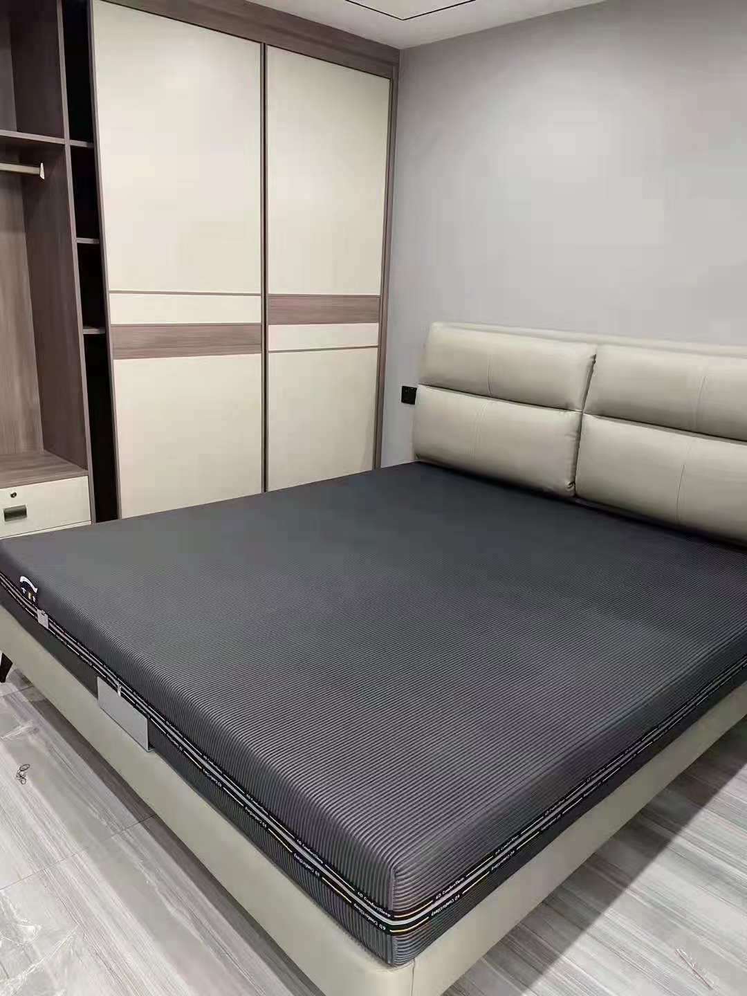 福星花園，嶄新婚房裝修！樓梯房，中間樓層，三室兩廳兩衛(wèi)，三個(gè)陽(yáng)臺(tái)，證滿二年，123平，帶家私家電所有一起，報(bào)價(jià)60萬(wàn)