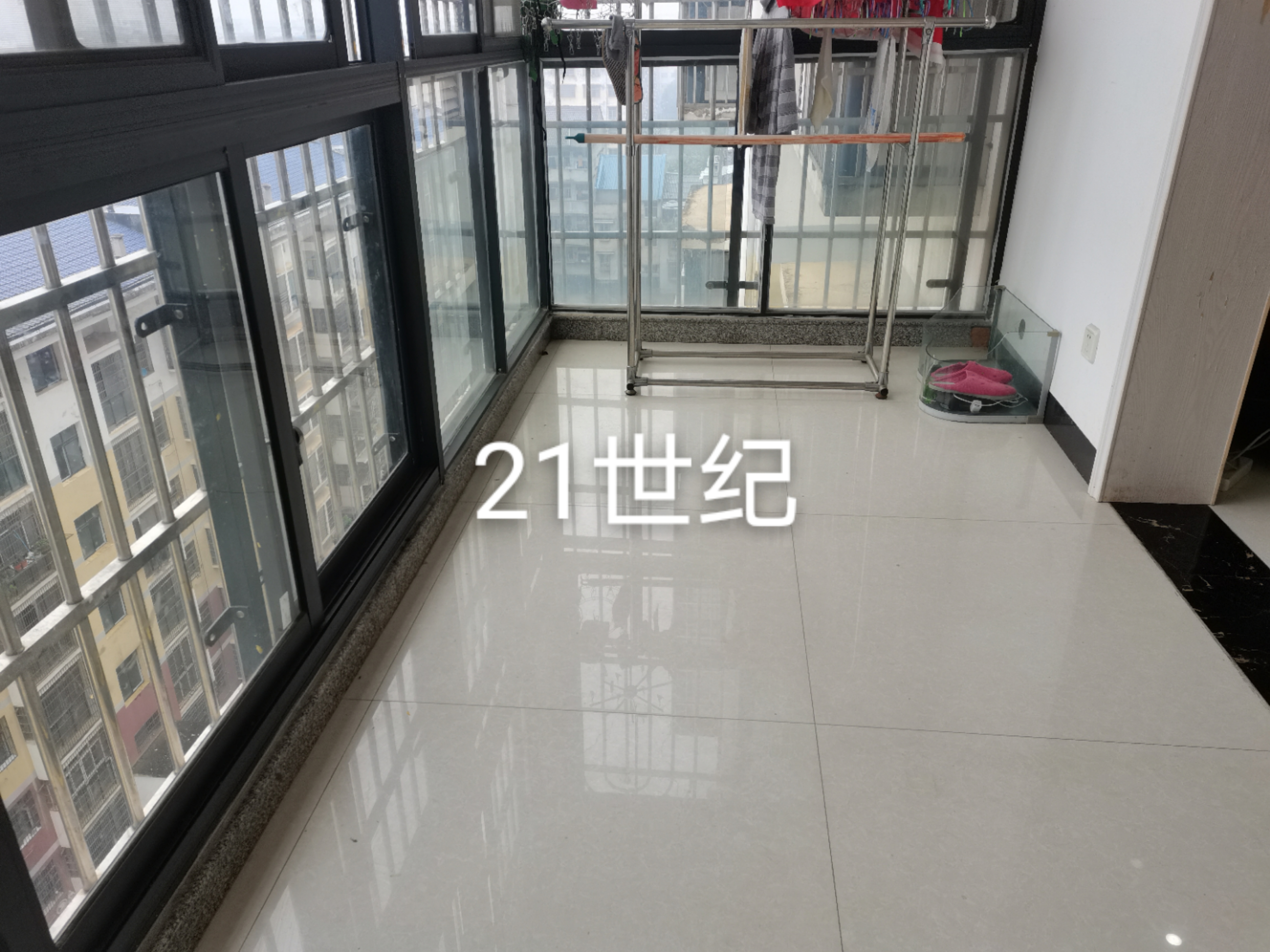 高鐵片電梯房好小區(qū)好樓層四室兩廳兩衛(wèi)兩個(gè)陽(yáng)臺(tái)135平米證滿五 業(yè)主因在外地置業(yè)誠(chéng)意出售此房售77萬(wàn)