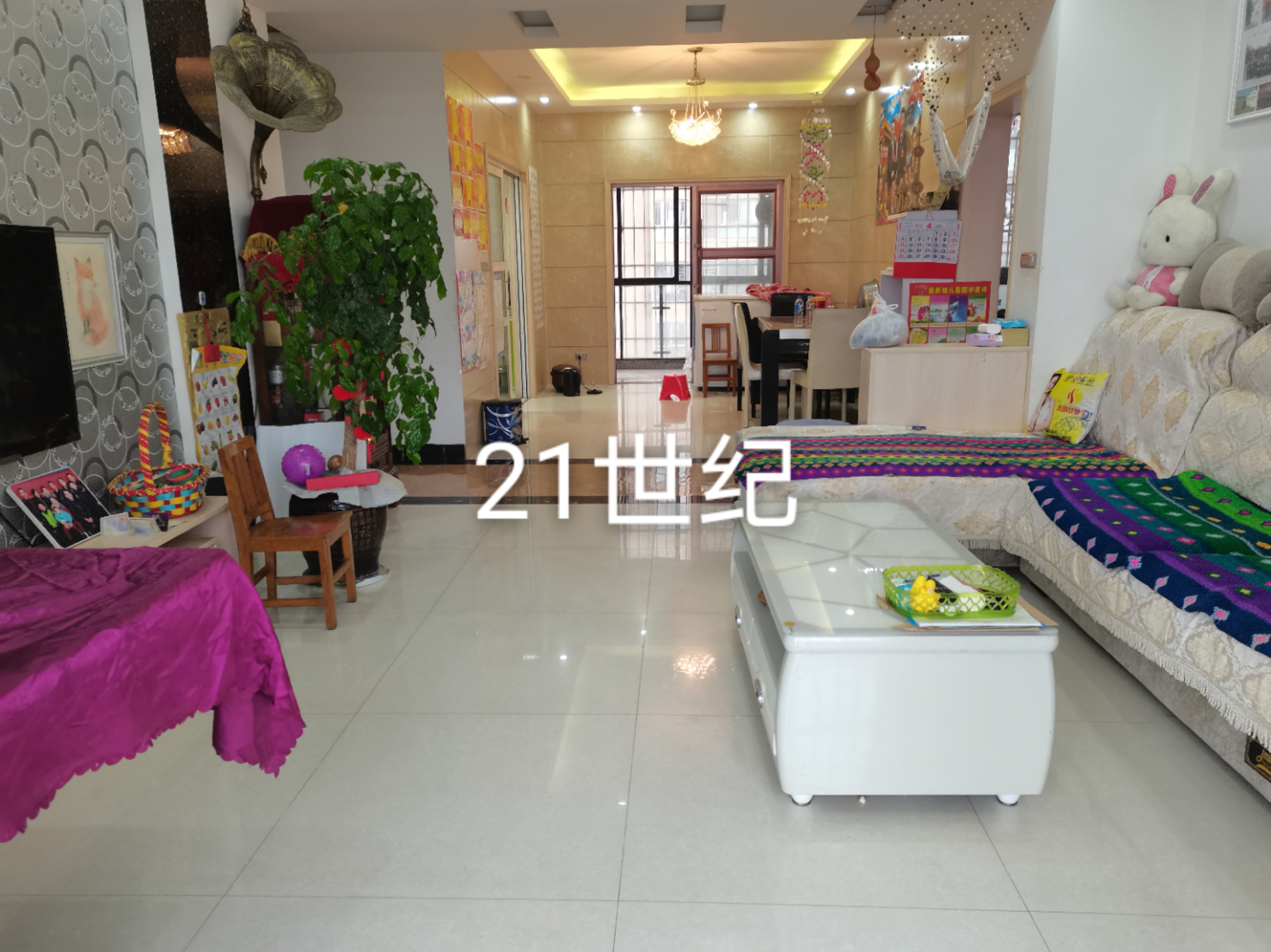 高鐵片電梯房好小區(qū)好樓層四室兩廳兩衛(wèi)兩個(gè)陽(yáng)臺(tái)135平米證滿五 業(yè)主因在外地置業(yè)誠(chéng)意出售此房售77萬(wàn)