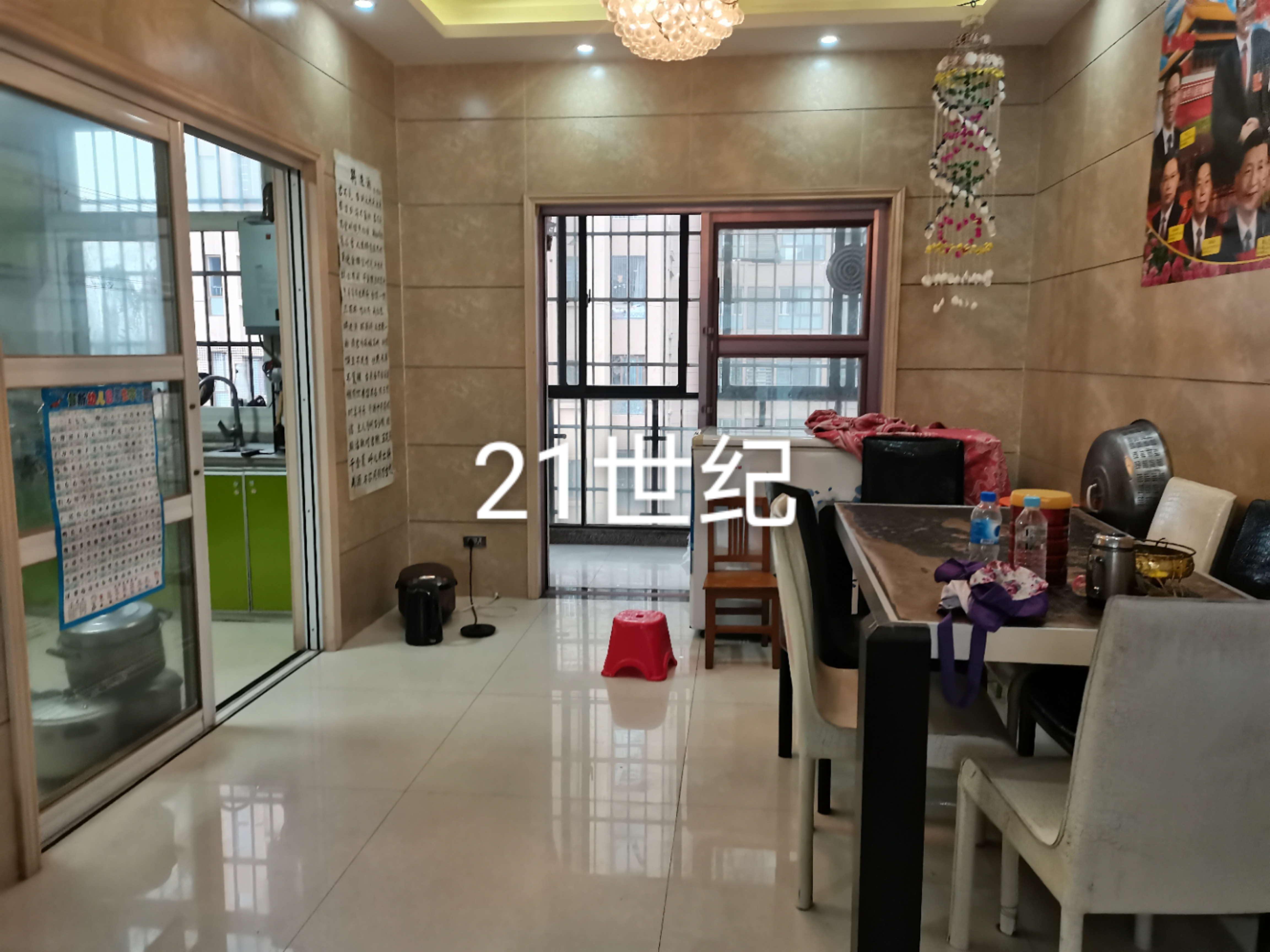 高鐵片電梯房好小區(qū)好樓層四室兩廳兩衛(wèi)兩個(gè)陽(yáng)臺(tái)135平米證滿五 業(yè)主因在外地置業(yè)誠(chéng)意出售此房售77萬(wàn)