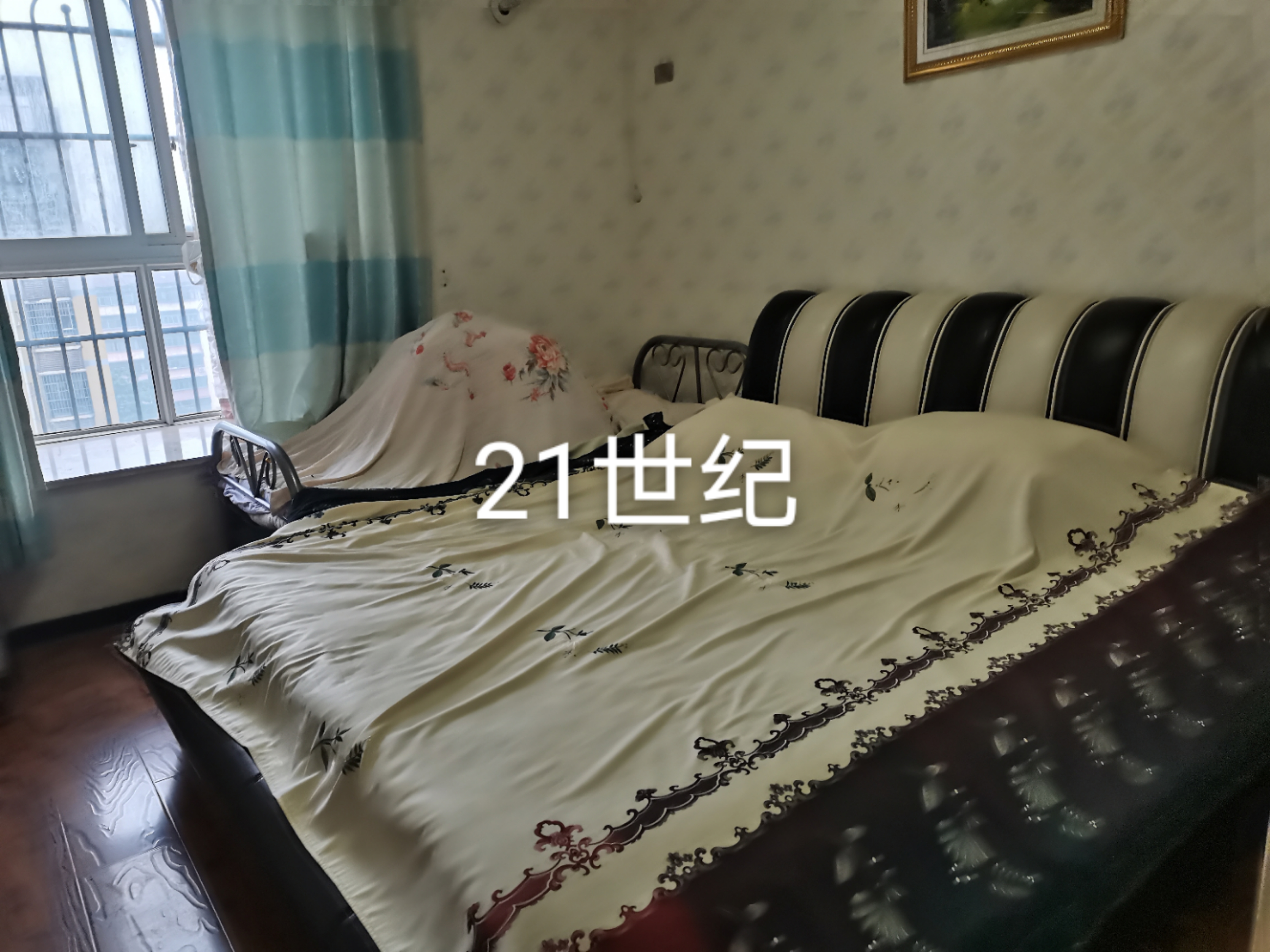 高鐵片電梯房好小區(qū)好樓層四室兩廳兩衛(wèi)兩個(gè)陽(yáng)臺(tái)135平米證滿五 業(yè)主因在外地置業(yè)誠(chéng)意出售此房售77萬(wàn)